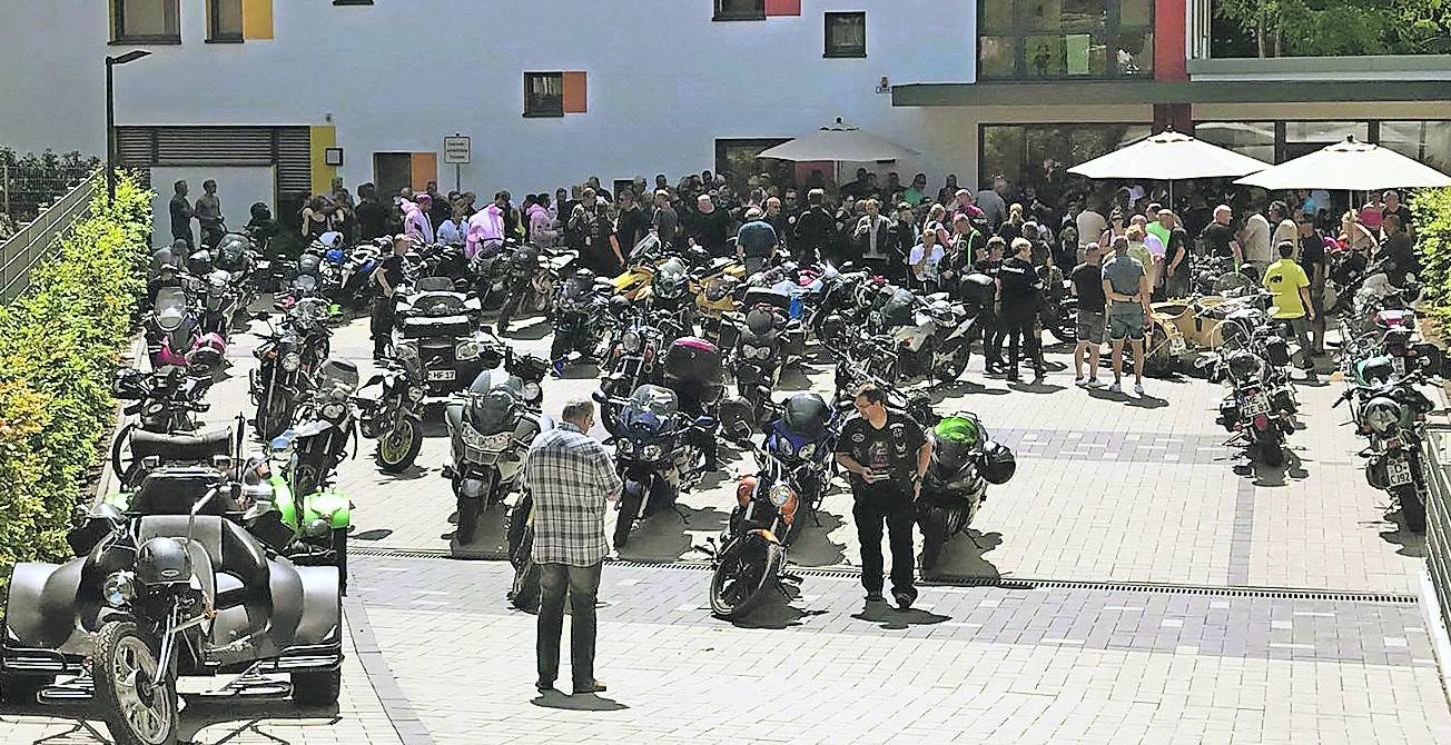 Auf ihrem Korso durch die Stadt legen die Biker einen Stopp am Kinder- und Jugendhospiz Regenbogenland ein, dem die Einnahmen der Veranstaltung gespendet werden.