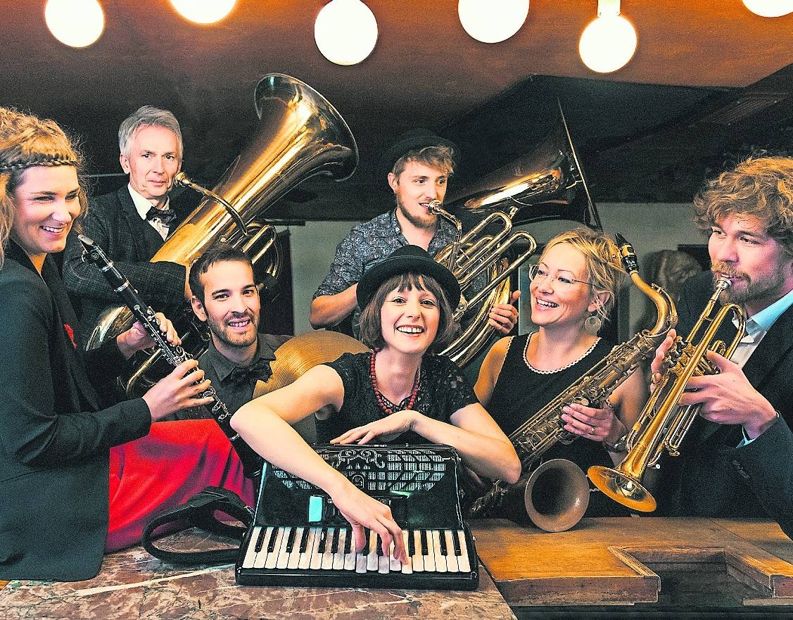  Konzertieren im Hofgarten: Kozma Orkestar. 