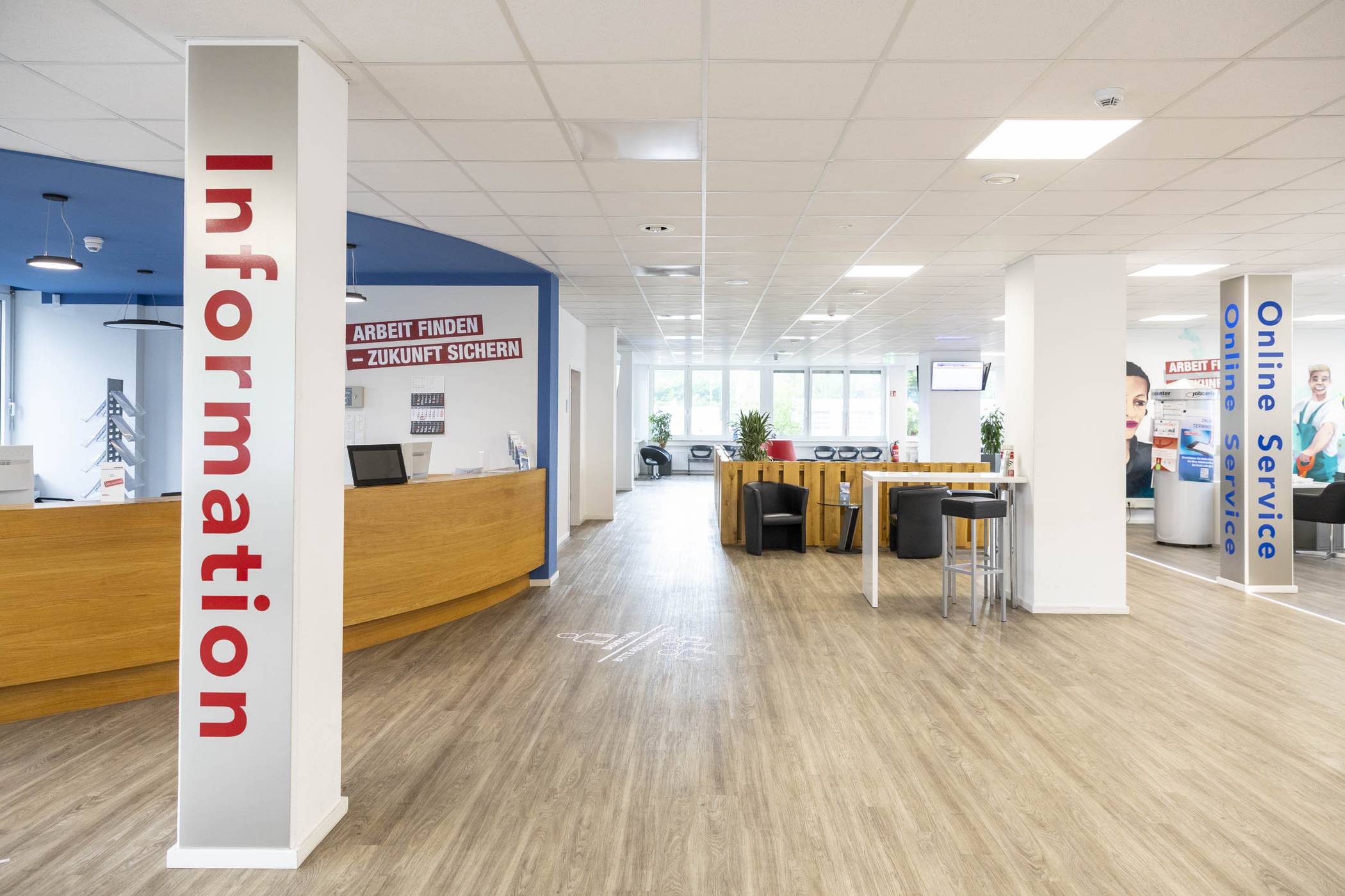  Hell, modern und freundlich – das Eingangsareal im Jobcenter-Süd mit Informations-Desk und Wartebereich (hinten). 