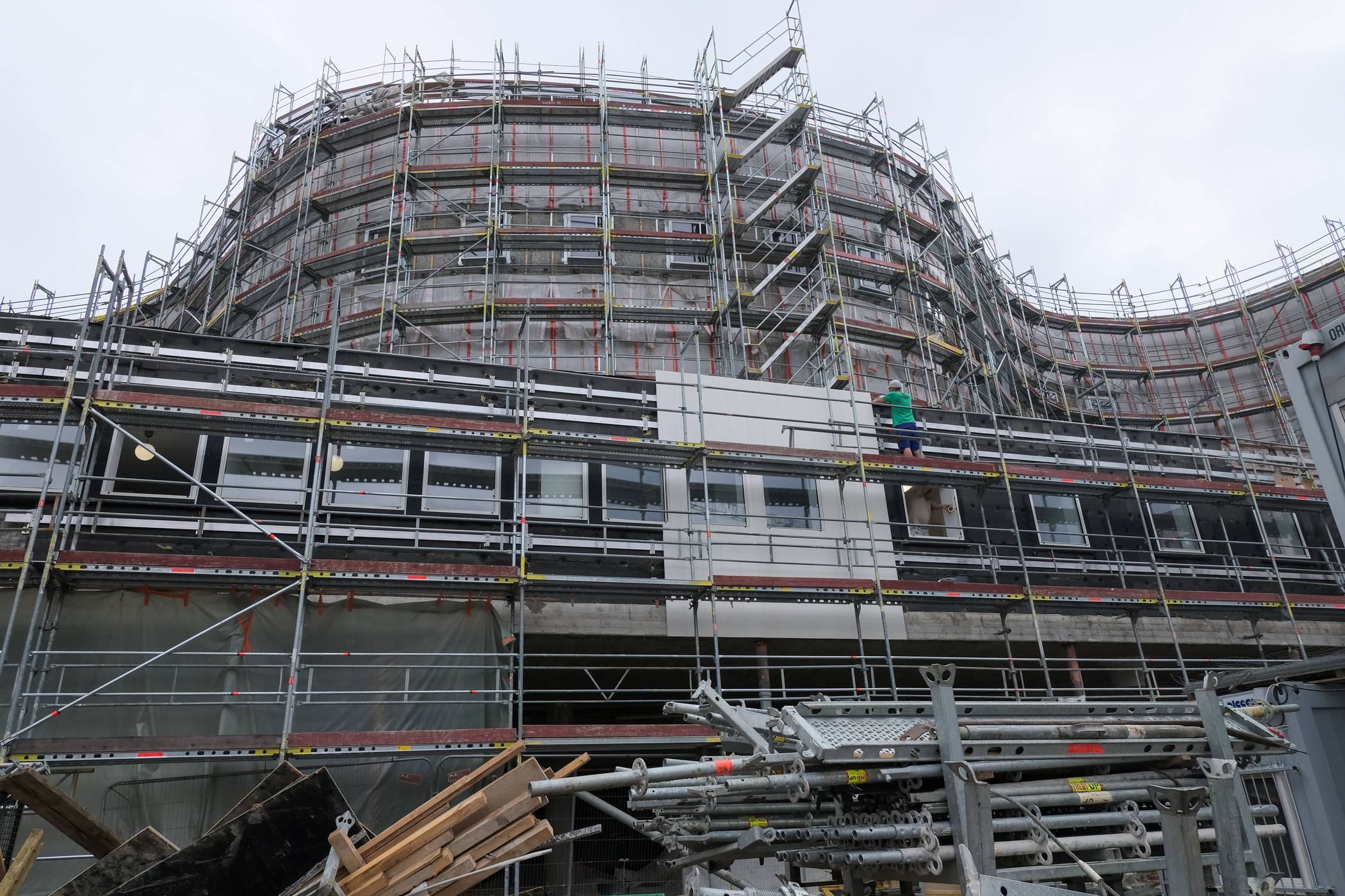  Die Fassadenarbeiten haben bereits an der Gebäudeseite zum Gustaf-Gründgens-Platz hin begonnen, so dass dort die ersten neuen Fassadenbleche zu sehen sind. 