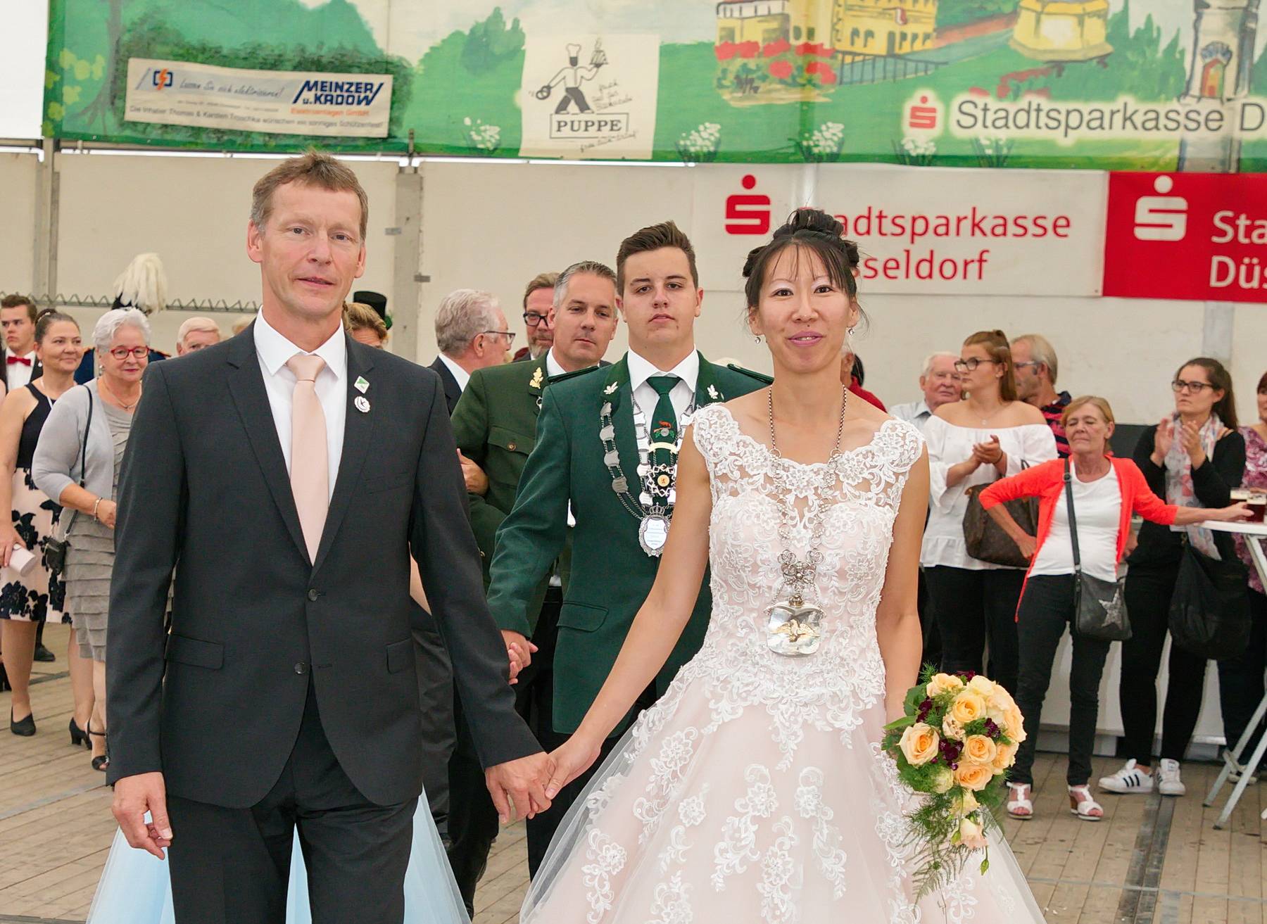  Schützenkönigin Lijuan Heidenreich mit ihrem Ehemann und Schützenkönig Günther. 