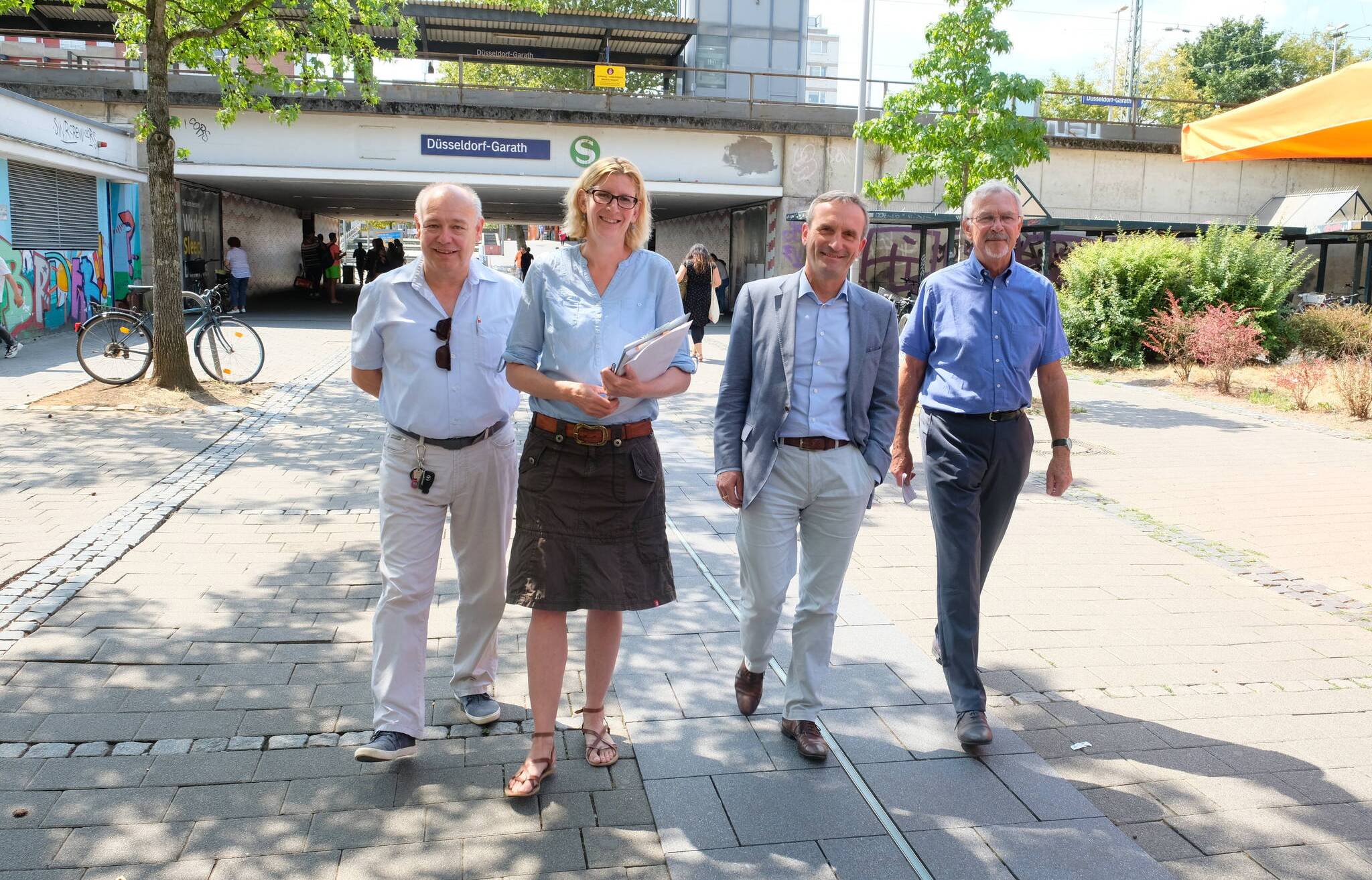  Quartiersmanagerin Silke de Roode, Bezirksbürgermeister Uwe Sievers (r.) und Ratsherr und BV-Mitglied Jürgen Bohrmann (l.) führten OB Thomas Geisel durch Garath. 