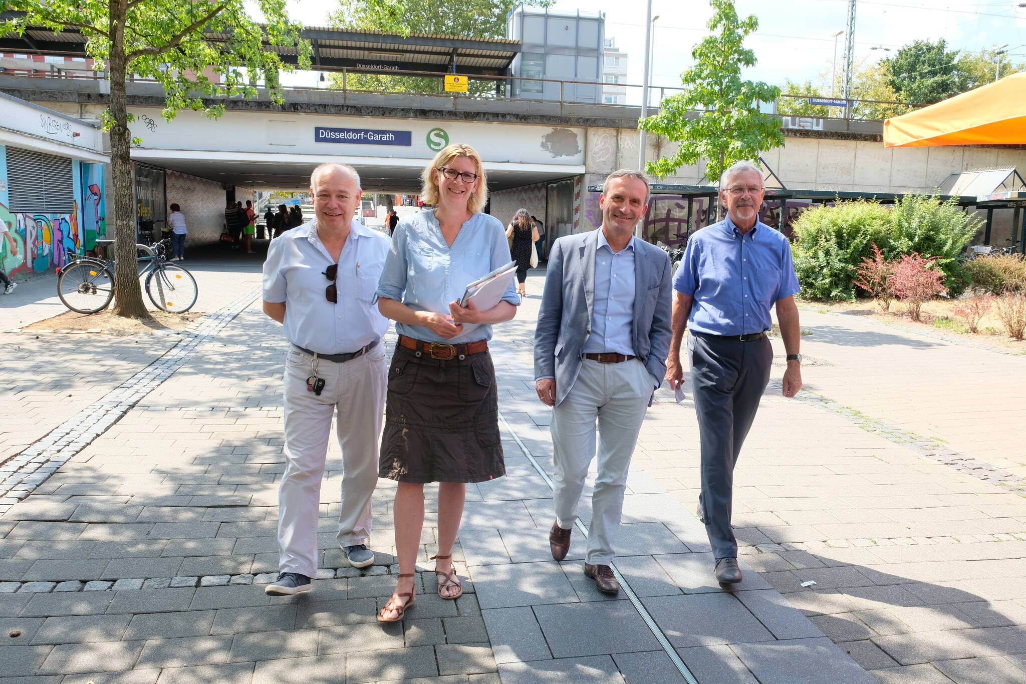  Quartiersmanagerin Silke de Roode, Bezirksbürgermeister Uwe Sievers (r.) und Ratsherr und BV-Mitglied Jürgen Bohrmann (l.) führten OB Thomas Geisel durch Garath. 