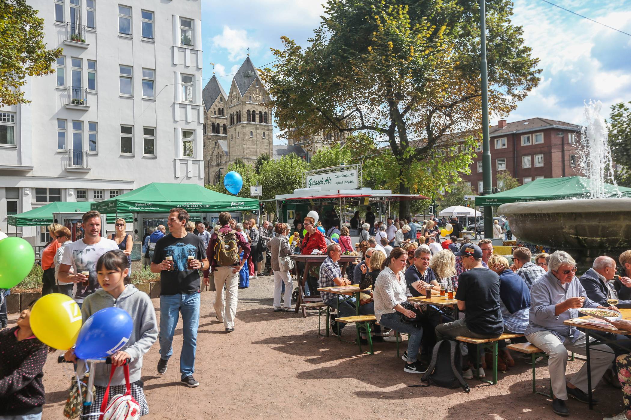  Kalte Getränke, strahlender Sonnenschein und bunte Luftballons – was für ein Fest! 