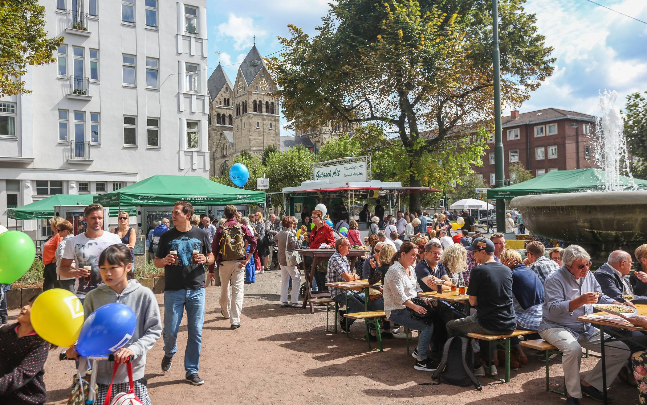 Kalte Getränke, strahlender Sonnenschein und bunte