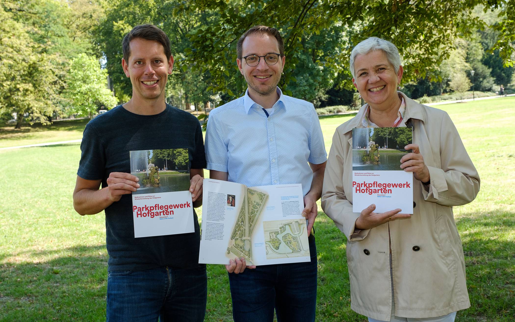  Präsentierten das Parkpflegewerk für den Hofgarten: (v. r.) Gartenamtsleiterin Doris Törkel, Gartendenkmalpfleger Tobias Lauterbach und Landschaftsarchitekt Alexander Richter. 