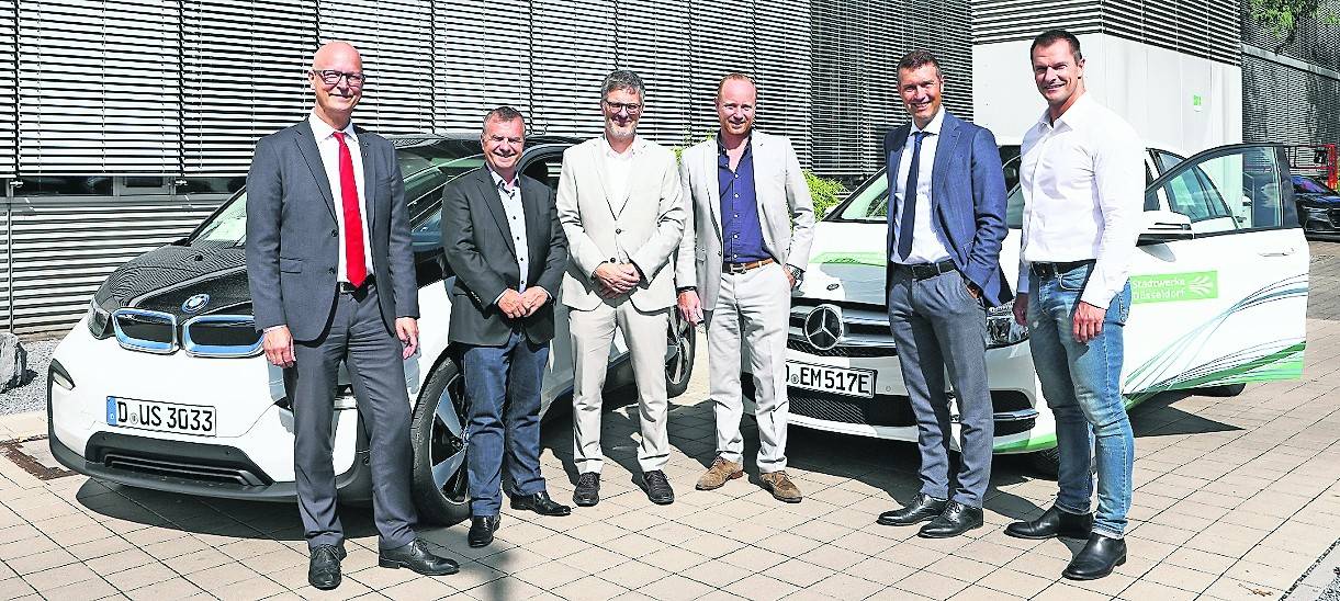  Vertreter nachhaltig orientierter Unternehmen und der Leiter der e-Cross Germany, Jens Ohlemeyer (r.): „Mit der klimafreundlichen Rallye und dem Tag der Elektromobilität machen wir das Thema umweltfreundliche Fortbewegung erlebbar.“ 