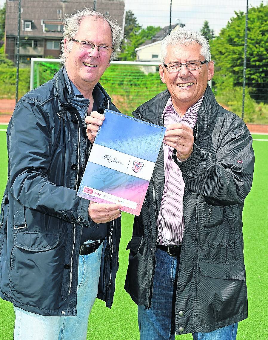  Die beiden TSV Urdenbach-Vorsitzenden Friedhelm Gutowski (l.) und Peter Wallscheid sehen den Highlights des Vereinsjubiläums entgegen. 