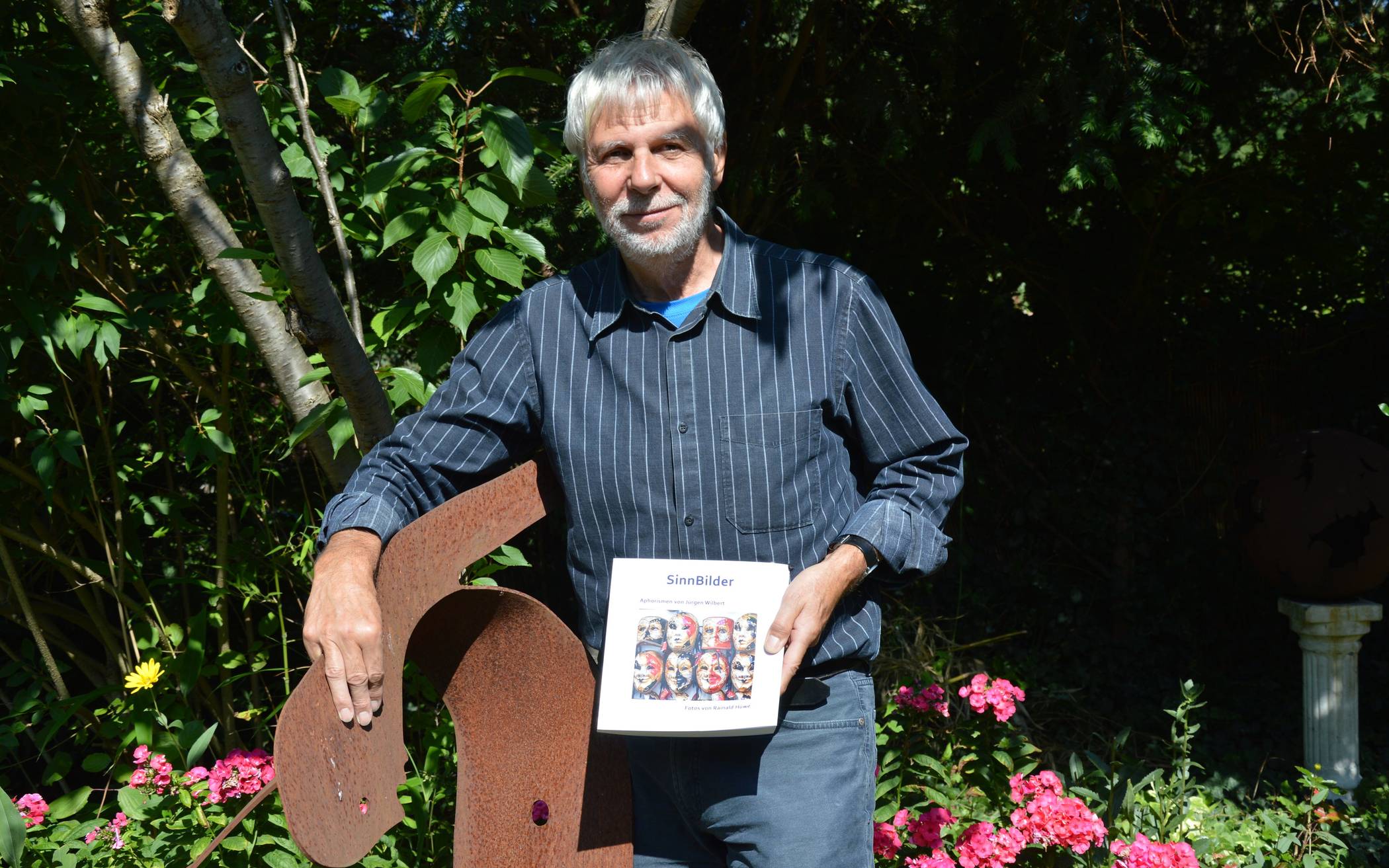  Dr. Jürgen Wilbert (73), Vorsitzender des Deutschen Aphorismus-Archiv (DAphA), legt mit „SinnBilder“ seine aktuelle Veröffentlichung vor. Das Buch beinhaltet alte und neue Aphorismen, gegliedert durch Fotografien von Rainald Hüwe. 