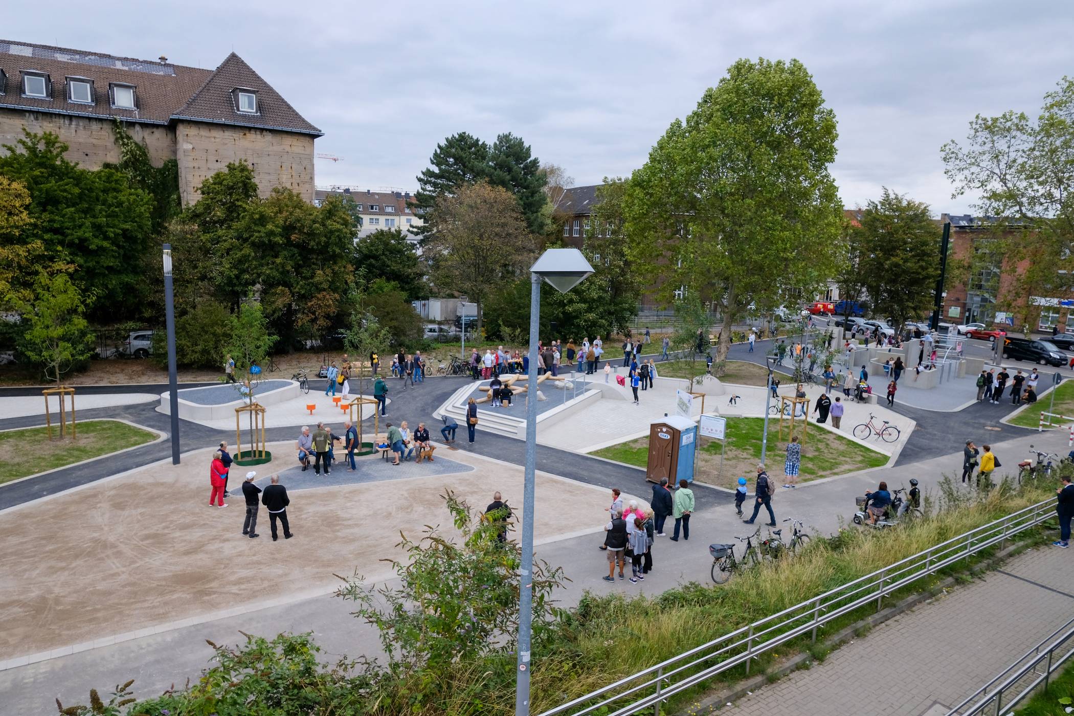  Direkt nach der Eröffnung der Anlage durch Bürgermeister Friedrich G. Conzen tobten sich die Kinder und Jugendlichen im neuen "Sportpark am Bunker" in Rath aus. 