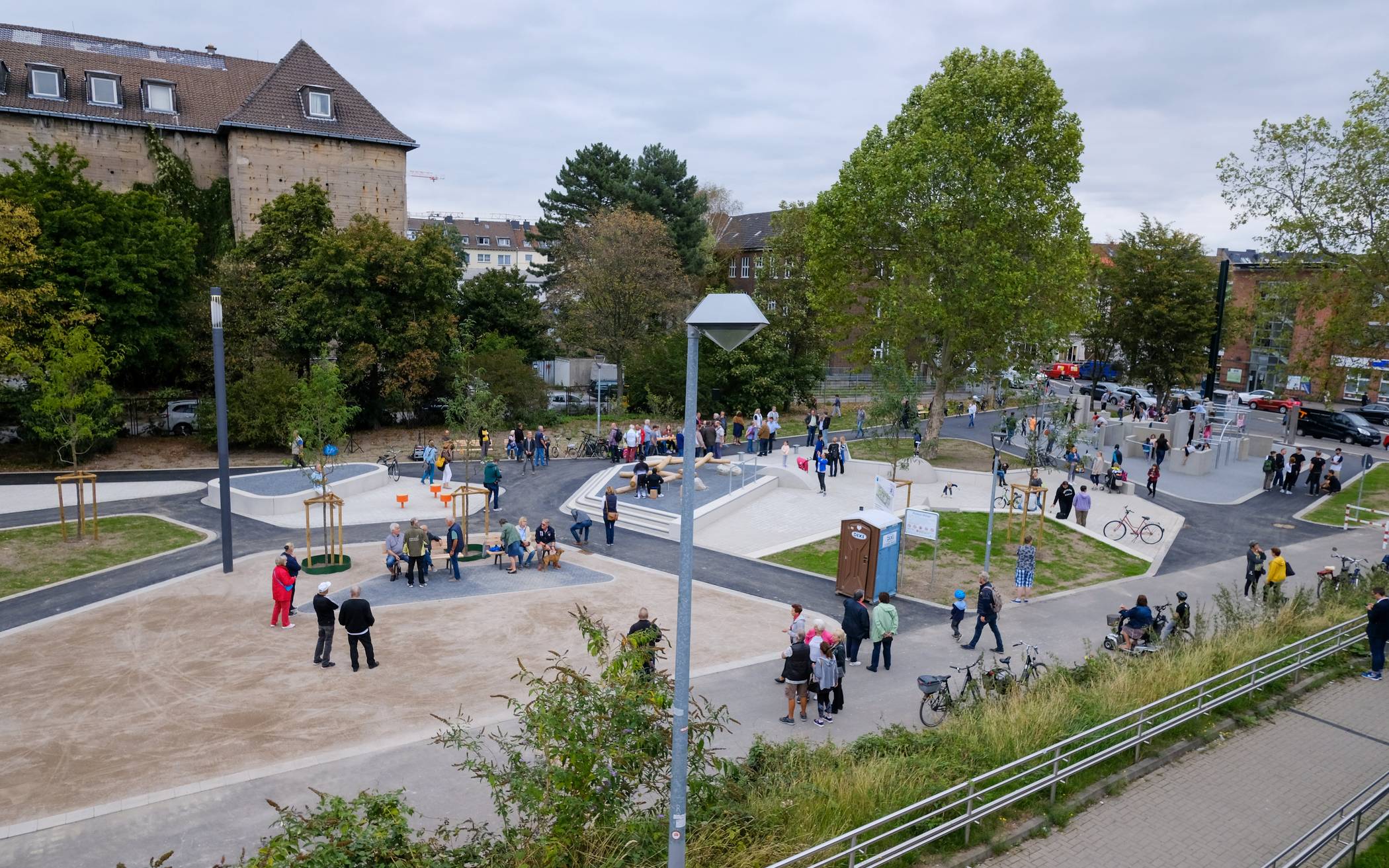  Direkt nach der Eröffnung der Anlage durch Bürgermeister Friedrich G. Conzen tobten sich die Kinder und Jugendlichen im neuen "Sportpark am Bunker" in Rath aus. 