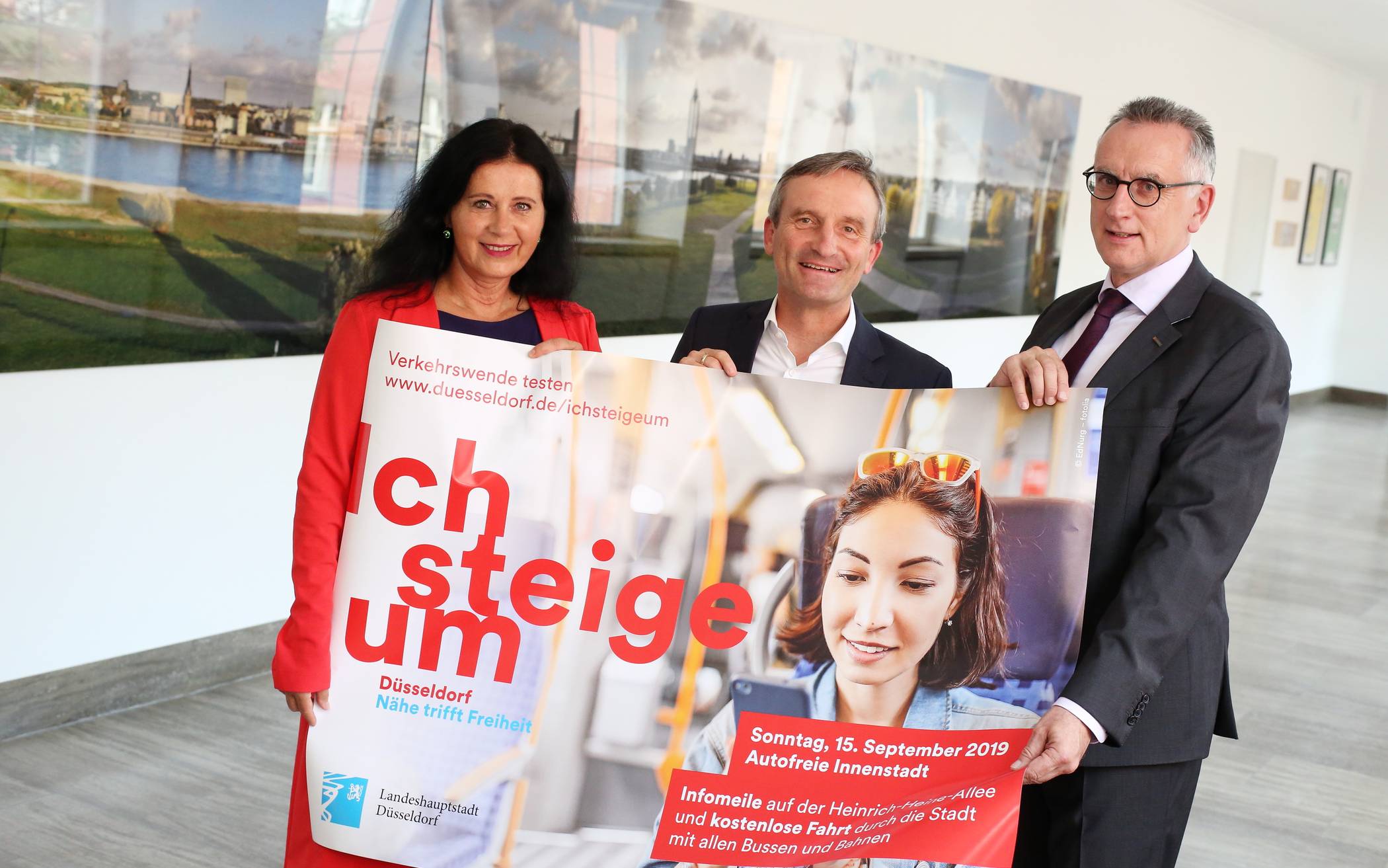  Präsentieren das Plakat zur autofreien Innenstadt in Düsseldorf am kommenden Sonntag: (v.l.) Verkehrsdezernentin Cornelia Zuschke, Oberbürgermeister Thomas Geisel und Klaus Klar, Vorstandsvorsitzender der Rheinbahn. 