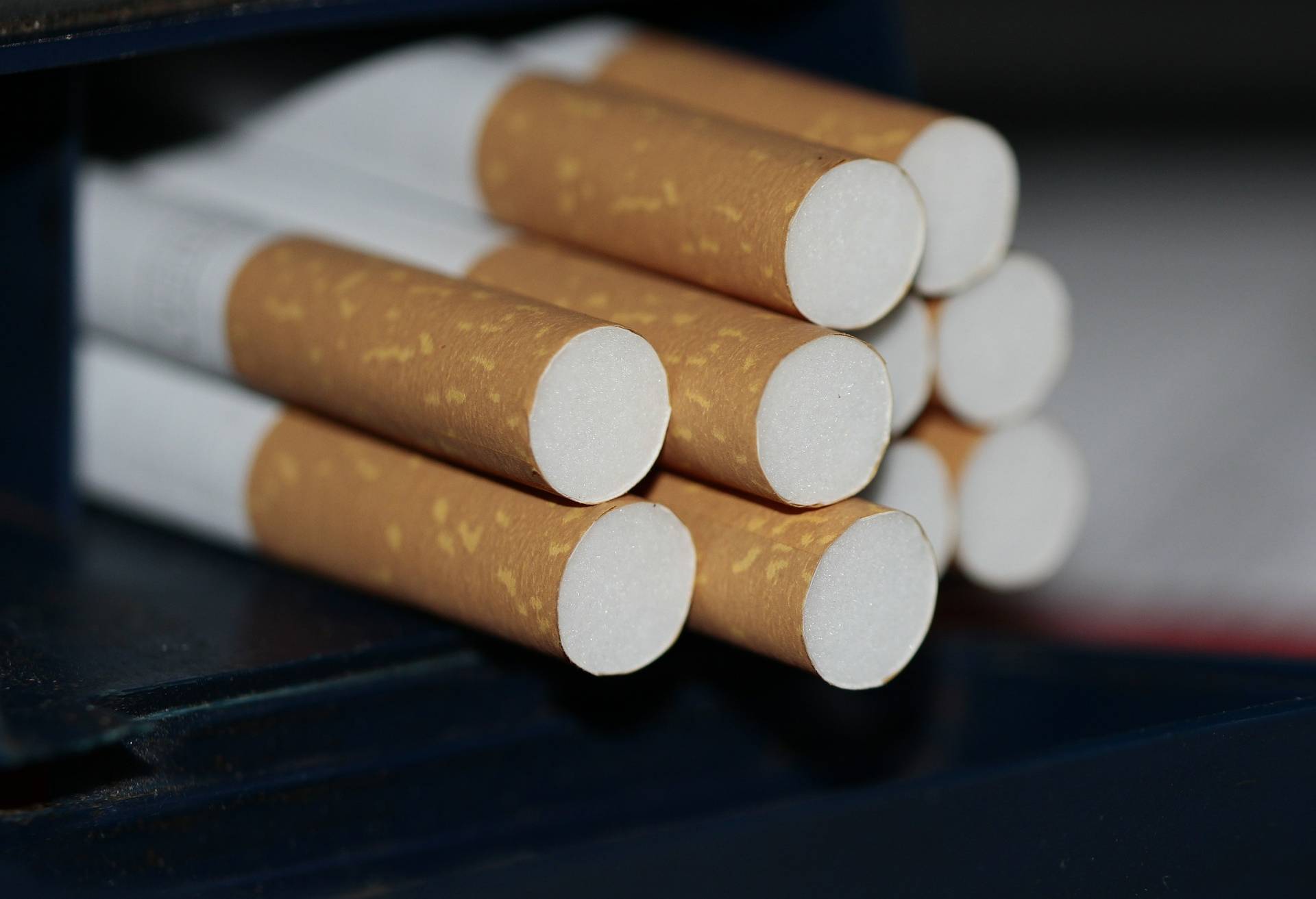 Rund 3.500 Zigarettenpackungen klauten die beiden