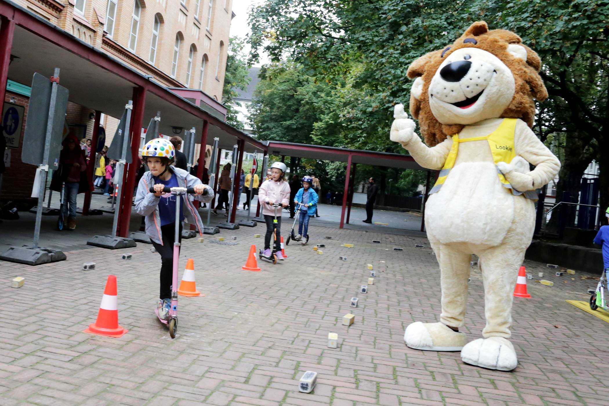  Die Schulkinder flitzten mit ihren Rollern durch einen Parcours, um die Koordination im Straßenverkehr zu trainieren. 