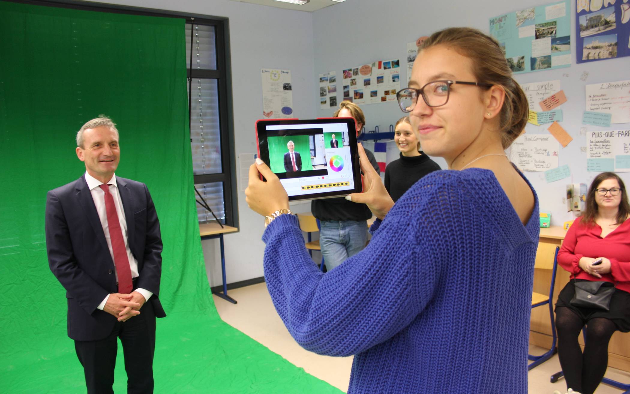  Filmen mit dem iPad und dann noch den Oberbürgermeister: In der Spanisch-Klasse von Frederico Rodriguez machten Schülerinnen und Schüler sofort Gebrauch von den neuen Geräten. 