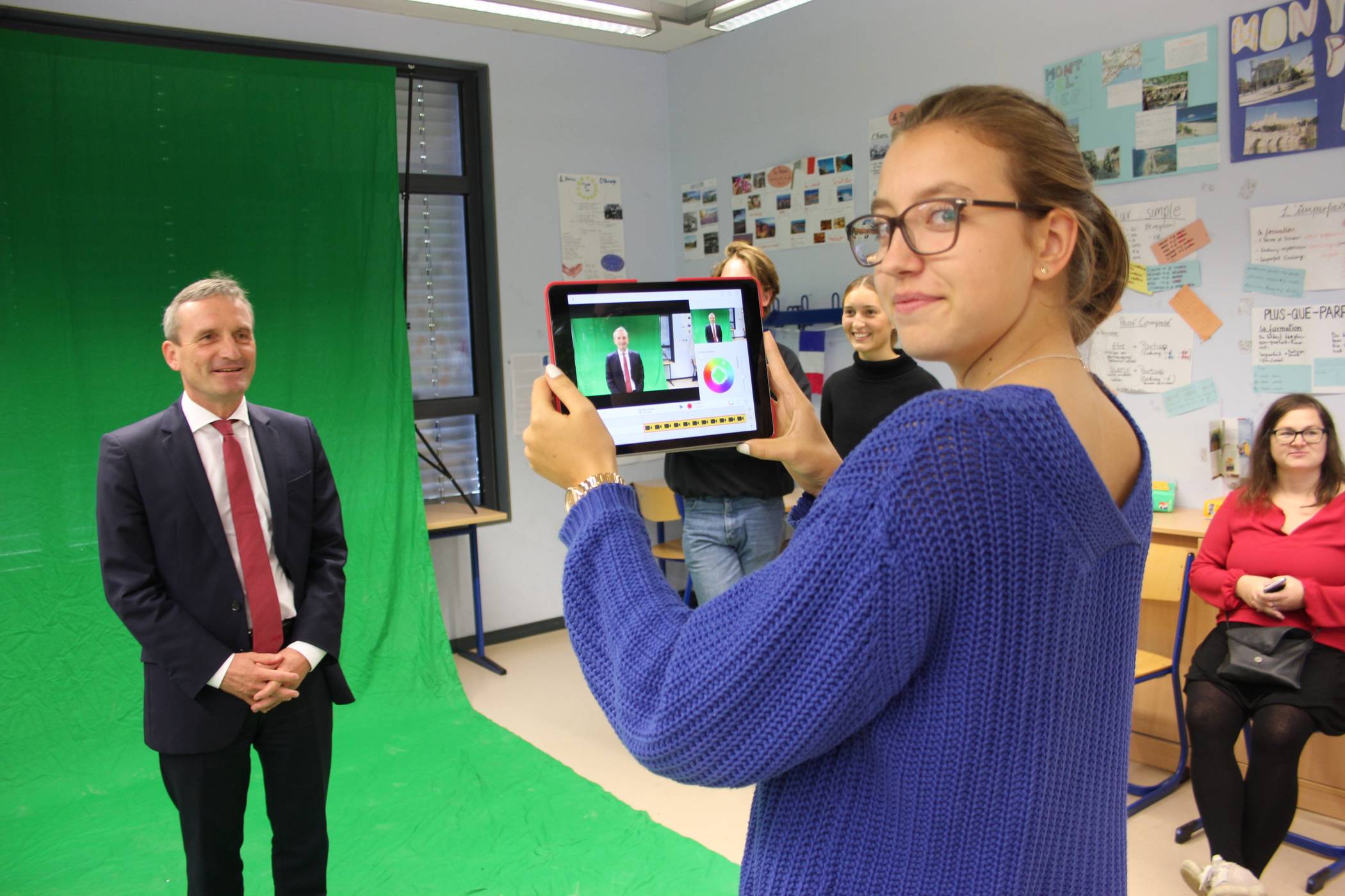  Filmen mit dem iPad und dann noch den Oberbürgermeister: In der Spanisch-Klasse von Frederico Rodriguez machten Schülerinnen und Schüler sofort Gebrauch von den neuen Geräten. 