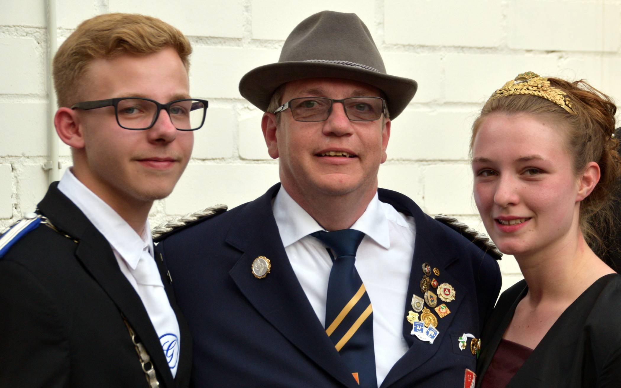  Der neue Regiments-Schützenkönig Martin Kramp (M.) mit dem Regiments-Jungschützenkönigspaar Dominik Langerbeins und Laura Breuer. 