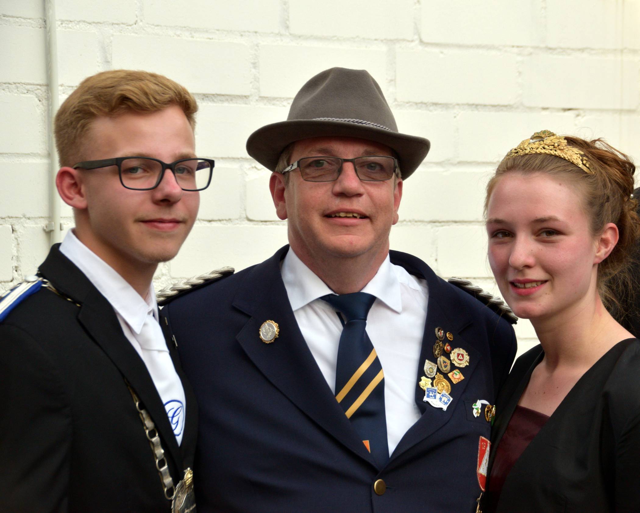  Der neue Regiments-Schützenkönig Martin Kramp (M.) mit dem Regiments-Jungschützenkönigspaar Dominik Langerbeins und Laura Breuer. 