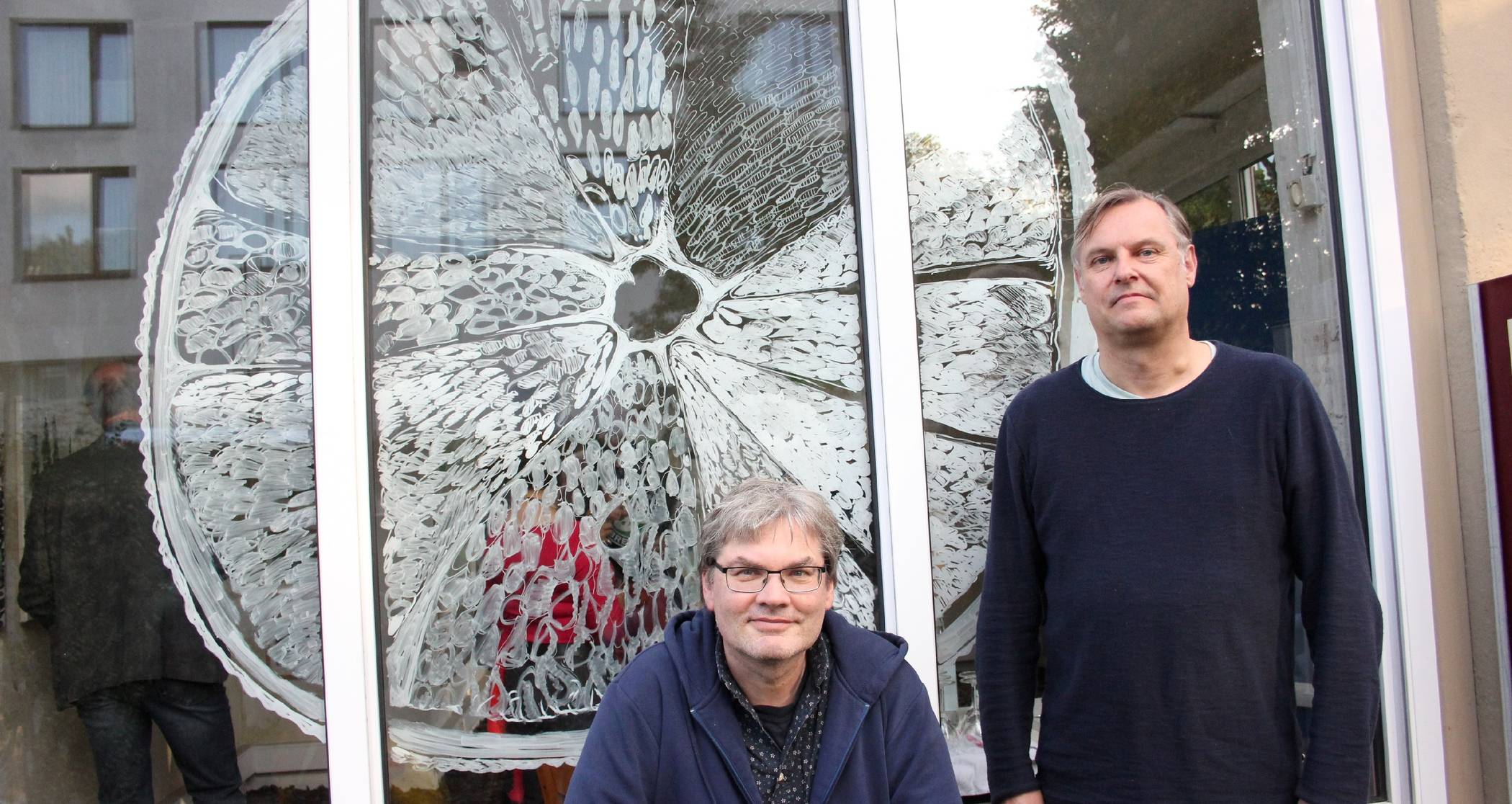  Die Zitronen-„Scheibe“ haben sie gemeinsam geschaffen: Martin Pletowski (li.) und Christian Deckert an der Keldenichstraße. 
