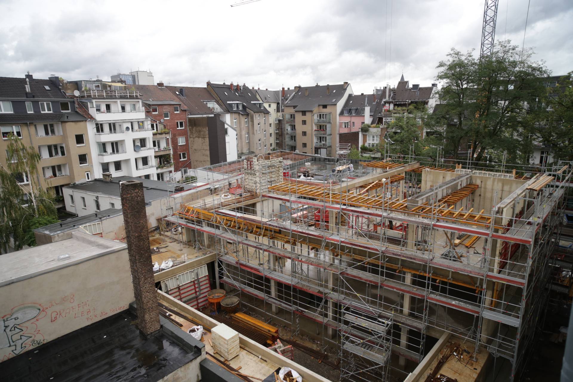  Blick auf den Rohbau des neuen Erweiterungsgebäudes der Maria-Montessori-Gesamtschule an der Lindenstraße 140. 