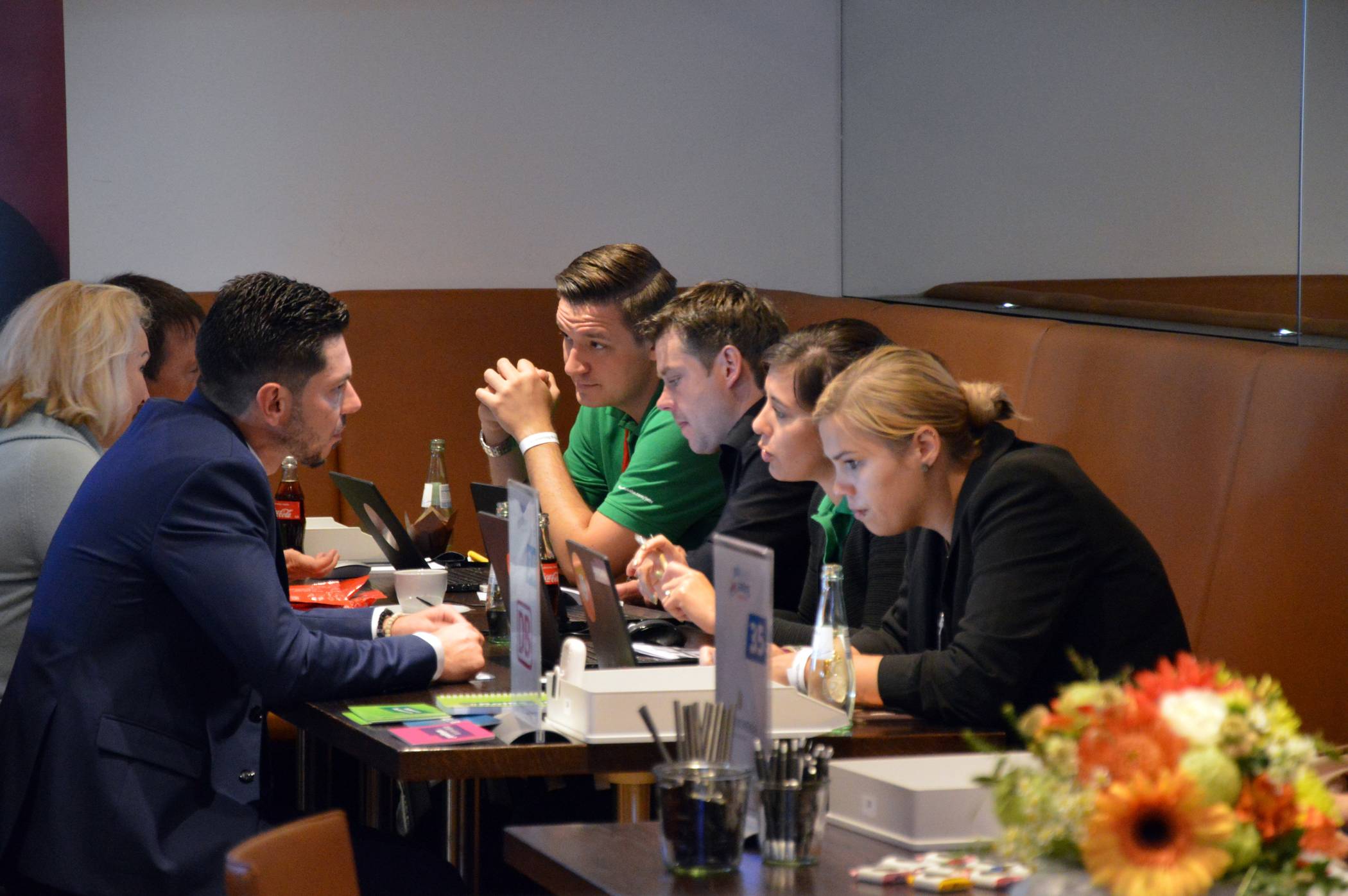  Unmittelbare Gespräche, unmittelbares Überzeugen: Beim „JobSpeedDating“ werden Bewerber und Arbeitgeber zu Kurzgesprächen zusammengeführt. 