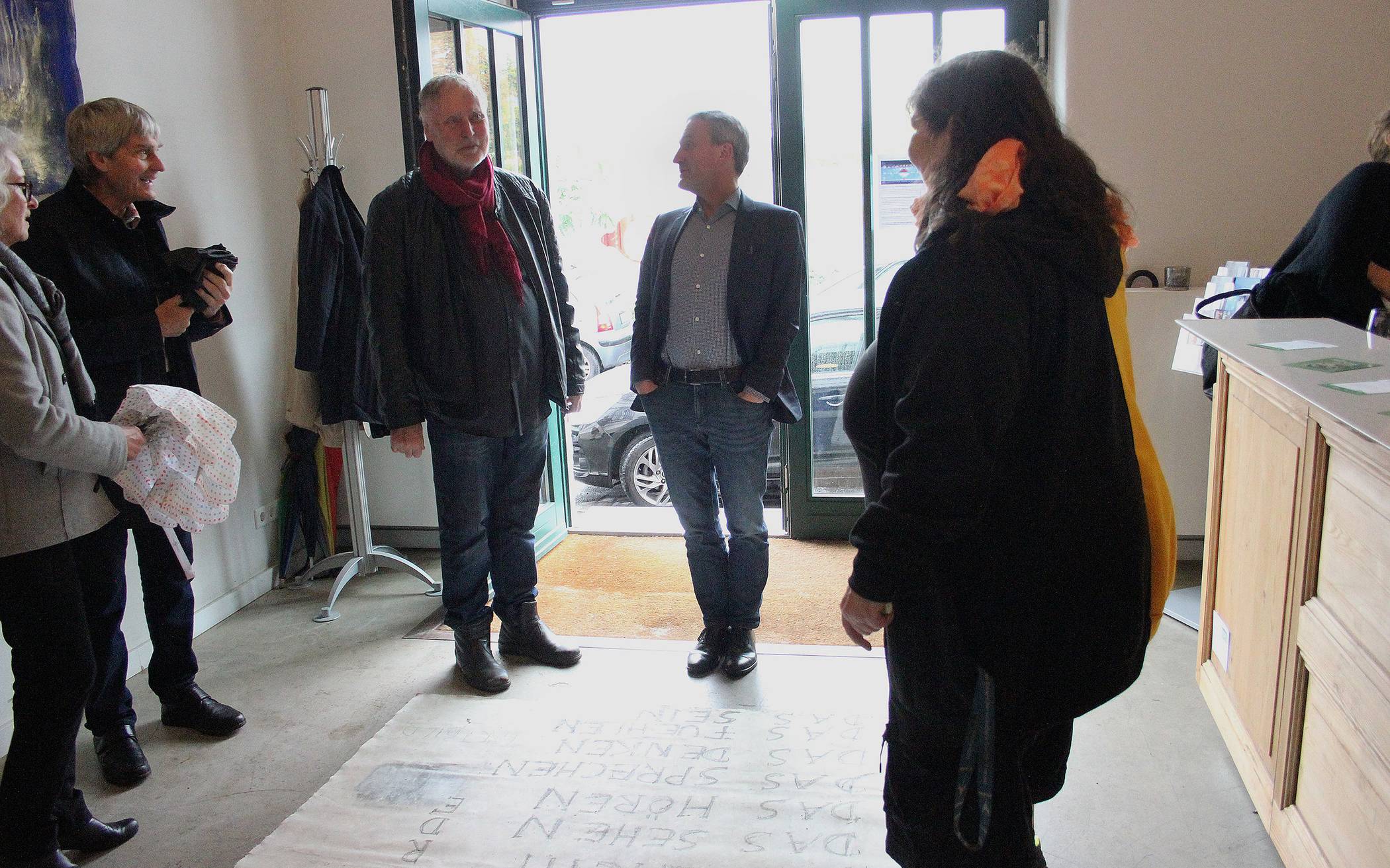  Oberbürgermeister Thomas Geisel im Gespräch mit dem Künstler Uwe Piel im Eingang des Gerresheimer Kulturbahnhofs, rechts Dorothee Büsse, die unermüdliche Antreiberin der Gruppe „Haltepunkt“. 