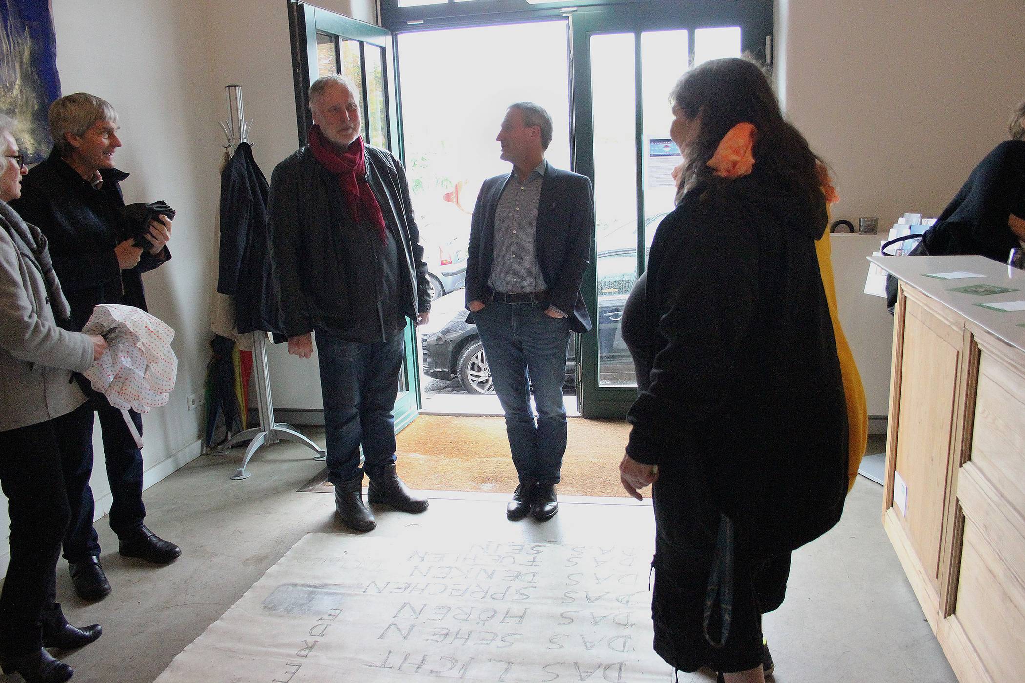  Oberbürgermeister Thomas Geisel im Gespräch mit dem Künstler Uwe Piel im Eingang des Gerresheimer Kulturbahnhofs, rechts Dorothee Büsse, die unermüdliche Antreiberin der Gruppe „Haltepunkt“. 