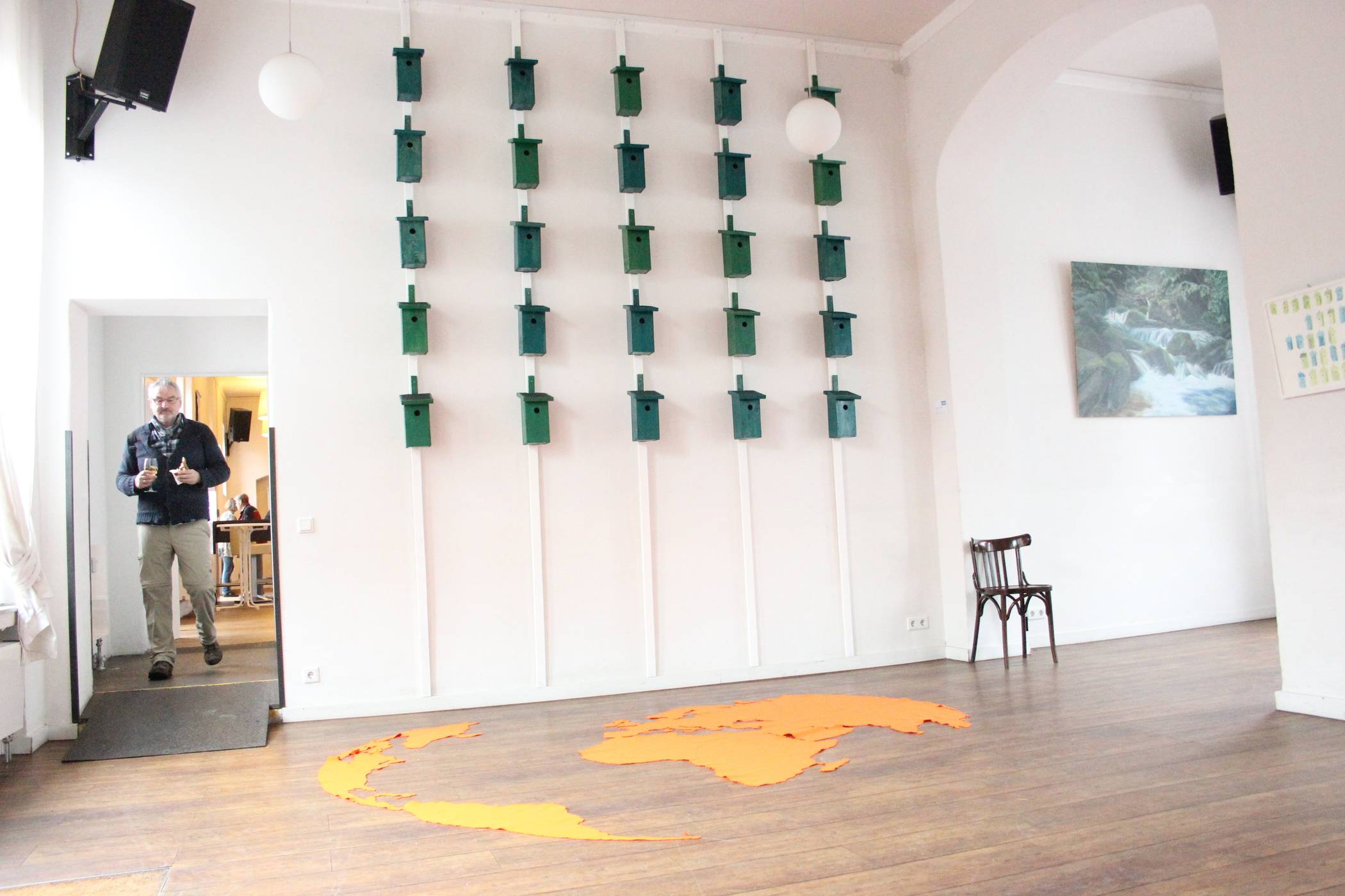  „Rettet die Wildvögel“ hat Dorothee Büsse ihre Installation genannt. 