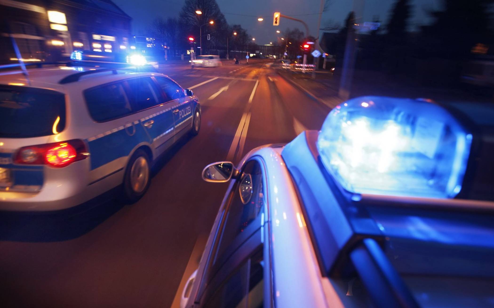 Flucht endet an einem Straßenbaum