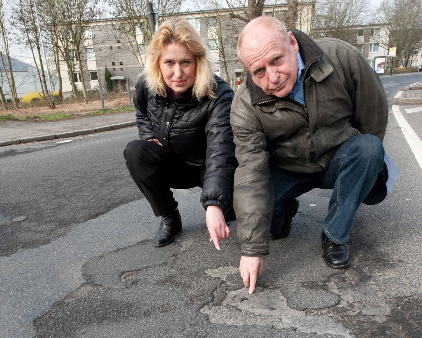 Das war 2011: Angelika Penack-Bielor und Hanno Bremer zeigen auf die Asphaltdecke der Torfbruchstraße.