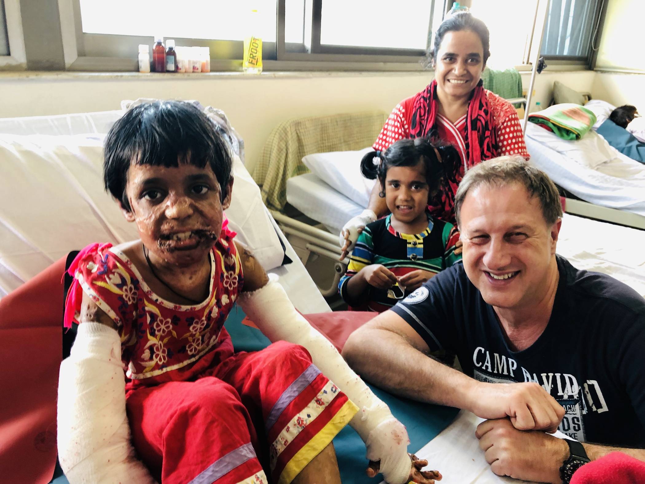  Ein Selfie mit dem Doc aus Freude über die Hilfe: Immer wieder wünschen sich Patienten nach der Behandlung noch ein gemeinsames Foto mit Dr. Karl Schuhmann. 