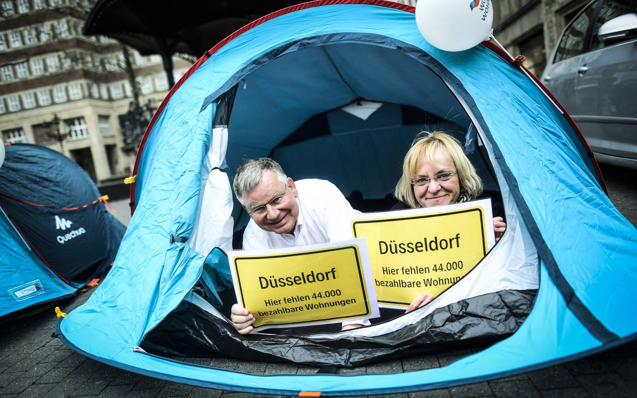  Hans-Jochem Witzke vom Mieterverein Düsseldorf (mit Sigrid Wolf vom DGB) bei einer Protestaktion des Bündnisses „Wir wollen Wohnen“ in der City. 