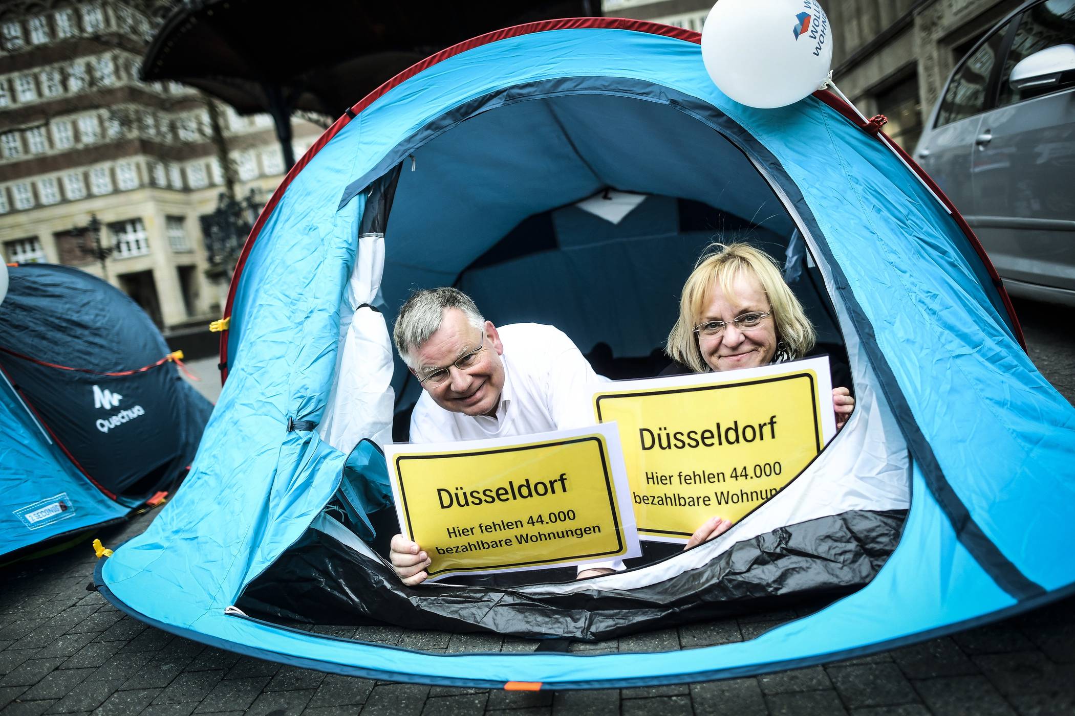  Hans-Jochem Witzke vom Mieterverein Düsseldorf (mit Sigrid Wolf vom DGB) bei einer Protestaktion des Bündnisses „Wir wollen Wohnen“ in der City. 
