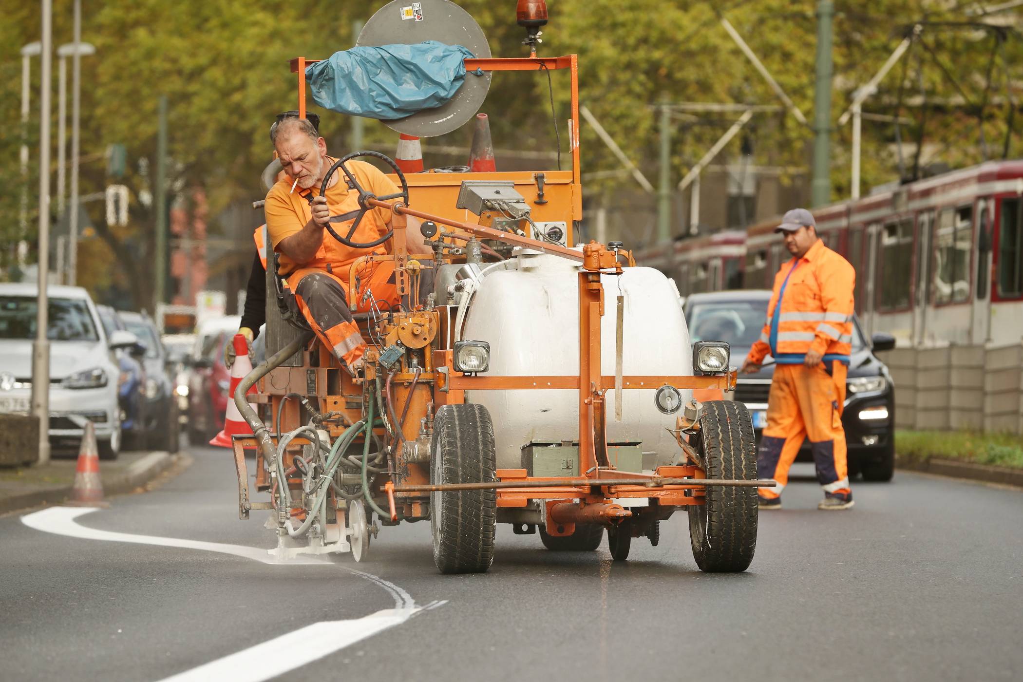  Die Markierungen für die neue Fahrradspur auf der Fischerstraße wurden am Montag, 14. Oktober, angebracht. 