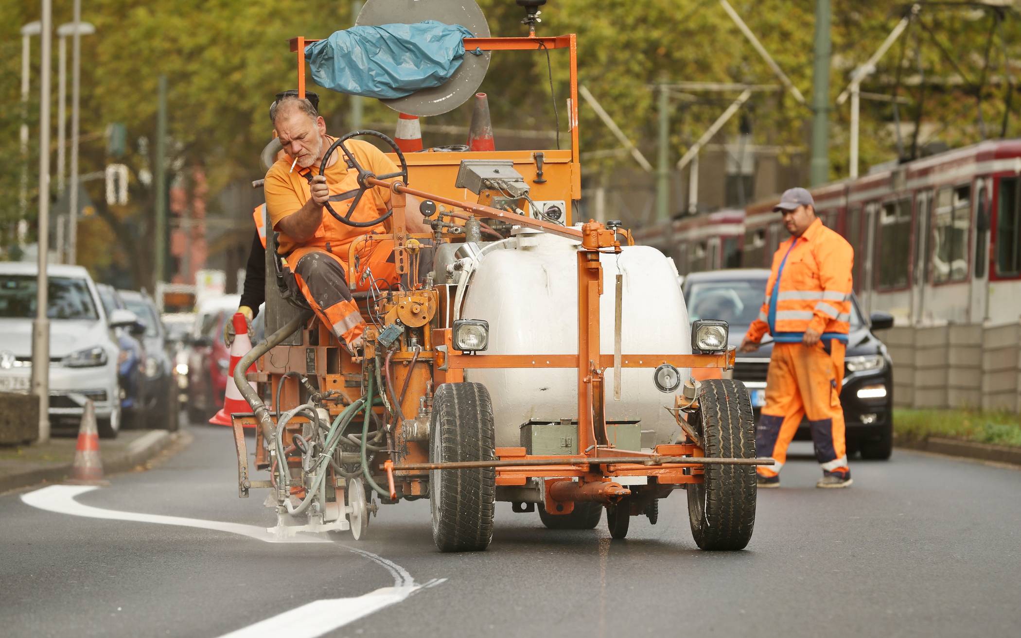 Die Markierungen für die neue Fahrradspur