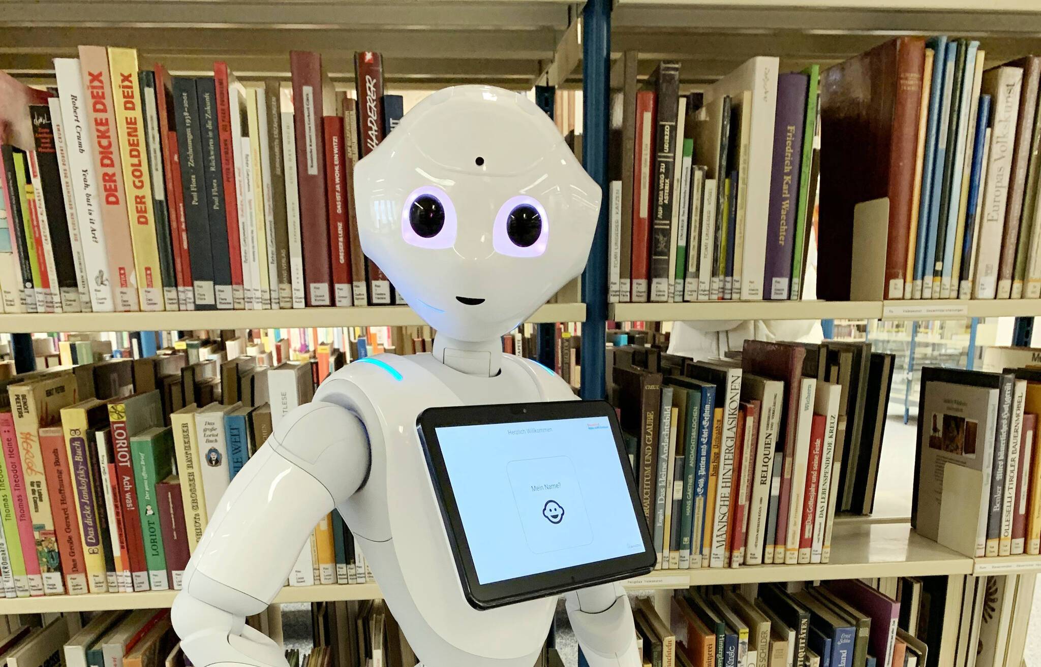  Roboter „Pepper“ beim Probearbeiten in der Zentralbibliothek.  