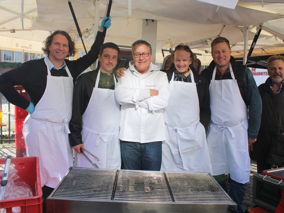 Die Scholljonges grillten auf dem Rathausplatz für Bedürftige
