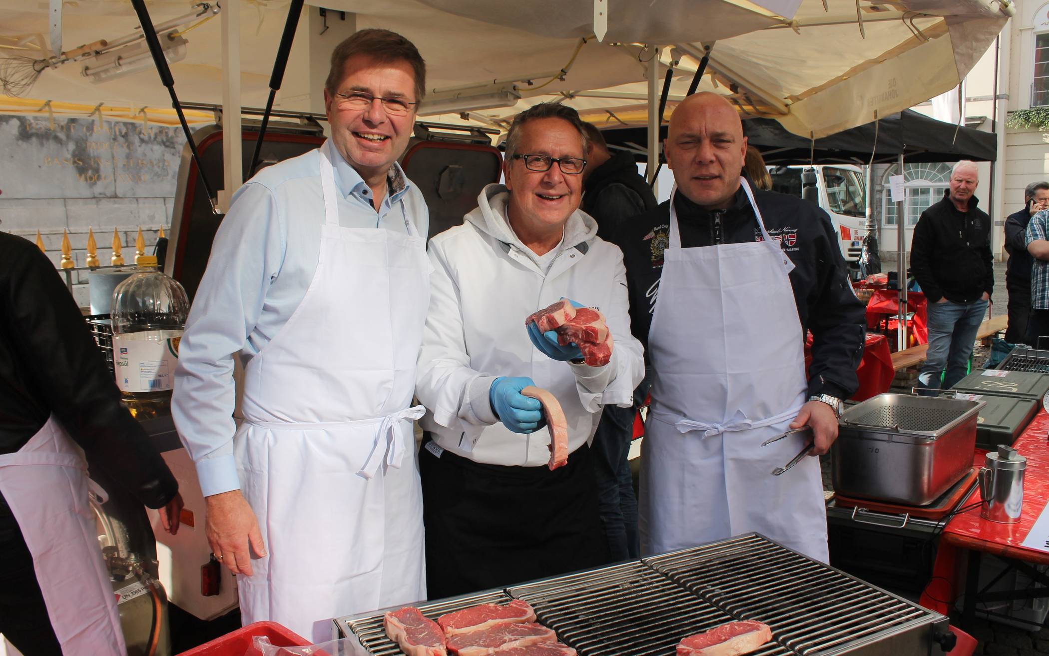  August-Wilhelm Albert, Vorstand der psd-Bank, Fernsehkoch Dirk Hoffmann und Scholljonges-Baas Michael Brühl grillten die saftigen Steaks. 