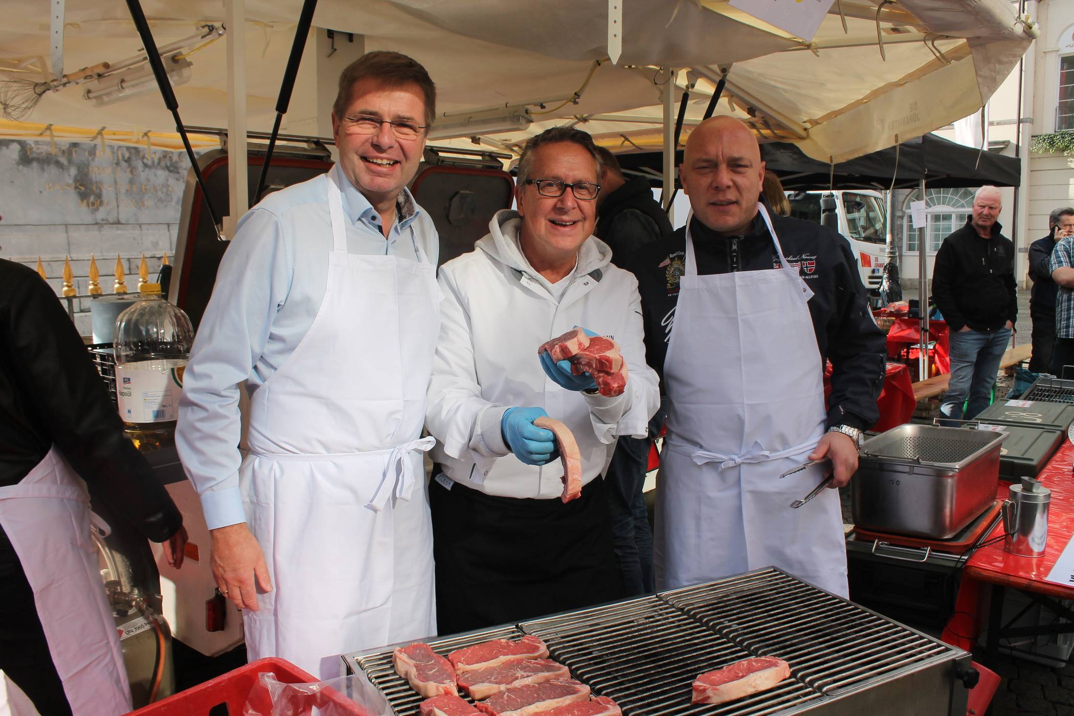  August-Wilhelm Albert, Vorstand der psd-Bank, Fernsehkoch Dirk Hoffmann und Scholljonges-Baas Michael Brühl grillten die saftigen Steaks. 