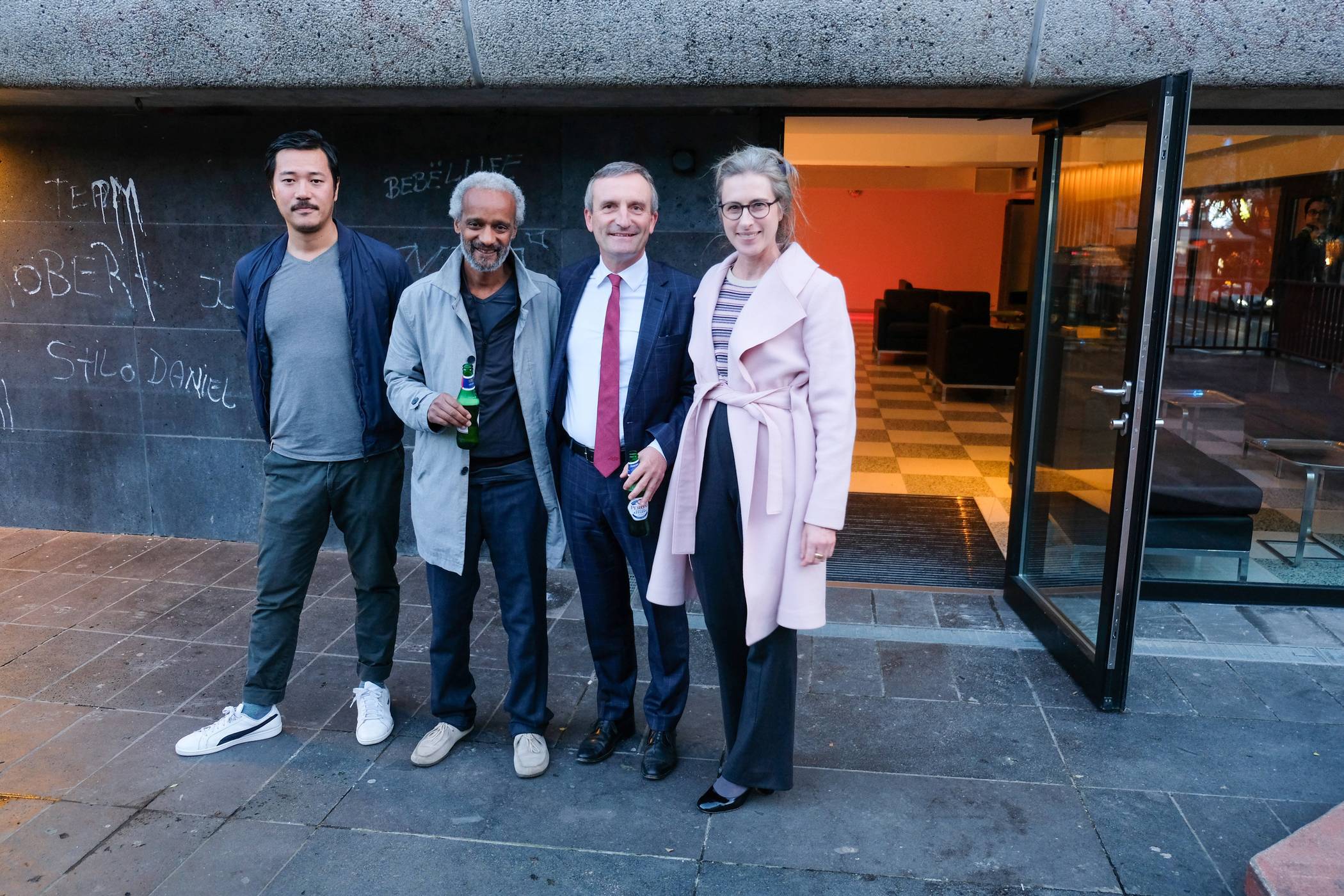  (V. l.) Jimmy Leung und Aron Mehzion (Salon des Amateurs) gemeinsam mit Oberbürgermeister Thomas Geisel und Vera Geisel 