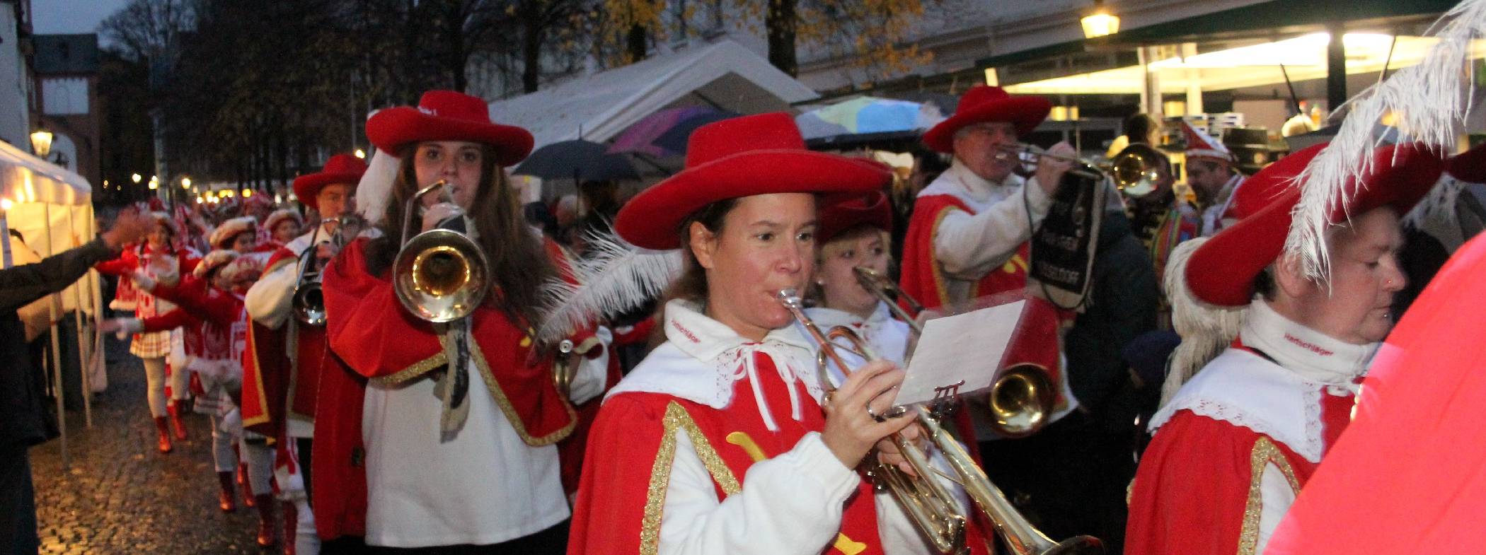 Mit Pauken und Trompeten hinein in die Karnevalssession: Aufzug der Gerresheimer Bürgerwehr am Neusser Tor. Archiv-