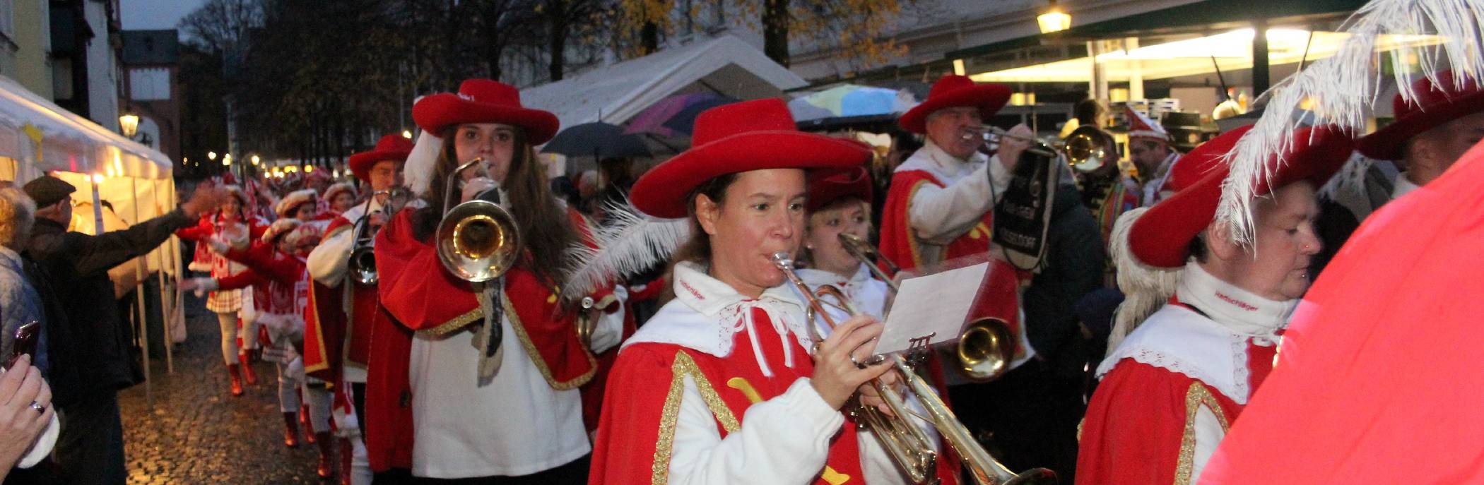  Mit Pauken und Trompeten hinein in die Karnevalssession: Aufzug der Gerresheimer Bürgerwehr am Neusser Tor. 