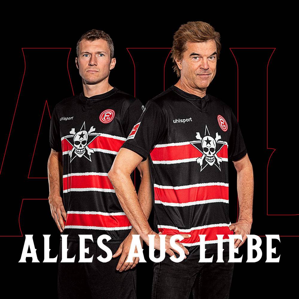  Fortuna-Kapitän Oliver Fink zusammen mit Campino im Sondertrikot 