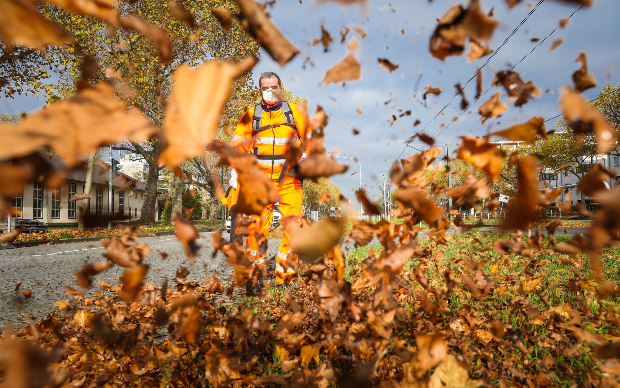 Laubbläser Siggi Siegfried tut seinen geräuschvollen