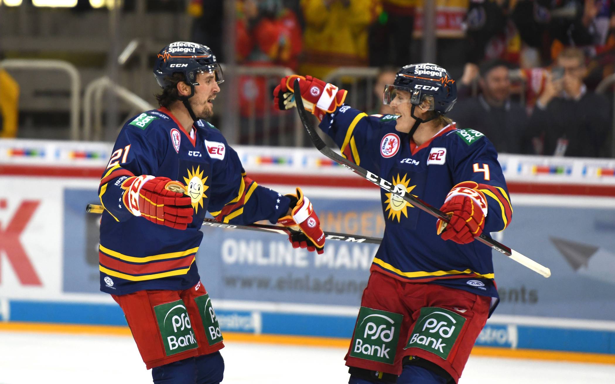  Torschütze Patrick Buzas (l.) jubelt mit Johannes Johannessen beim 4:2-Sieg gegen Iserlohn. 