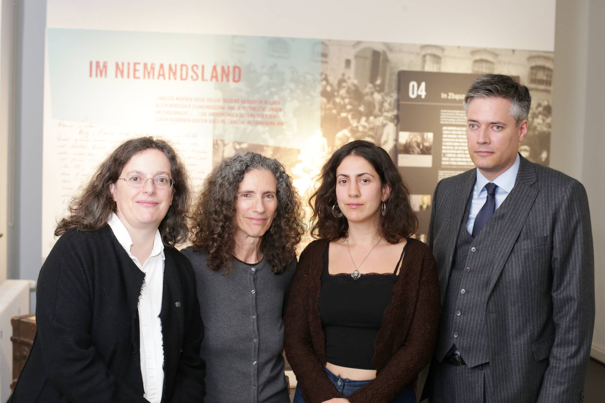  Stellten gemeinsam die neue Sonderausstellung vor: (v. l.) Kuratorin Hildegard Jakobs, Yael Feiler, Nachfahrin der betroffenen Düsseldorfer Familie Feiler und ihre Tochter Naomi Gartz-Feiler, sowie Kurator und Institutsleiter Dr. Bastian Fleermann. 