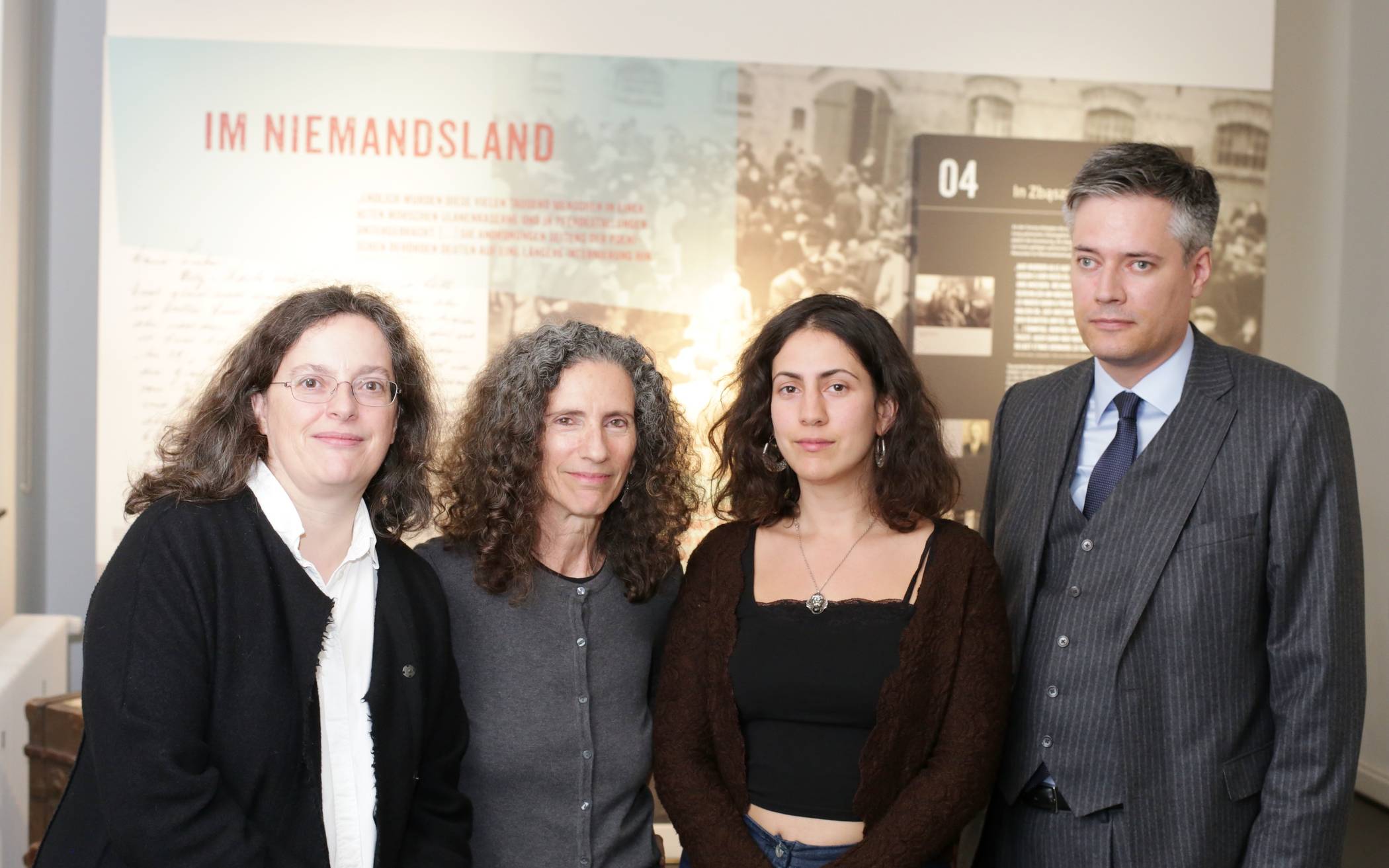  Stellten gemeinsam die neue Sonderausstellung vor: (v. l.) Kuratorin Hildegard Jakobs, Yael Feiler, Nachfahrin der betroffenen Düsseldorfer Familie Feiler und ihre Tochter Naomi Gartz-Feiler, sowie Kurator und Institutsleiter Dr. Bastian Fleermann. 