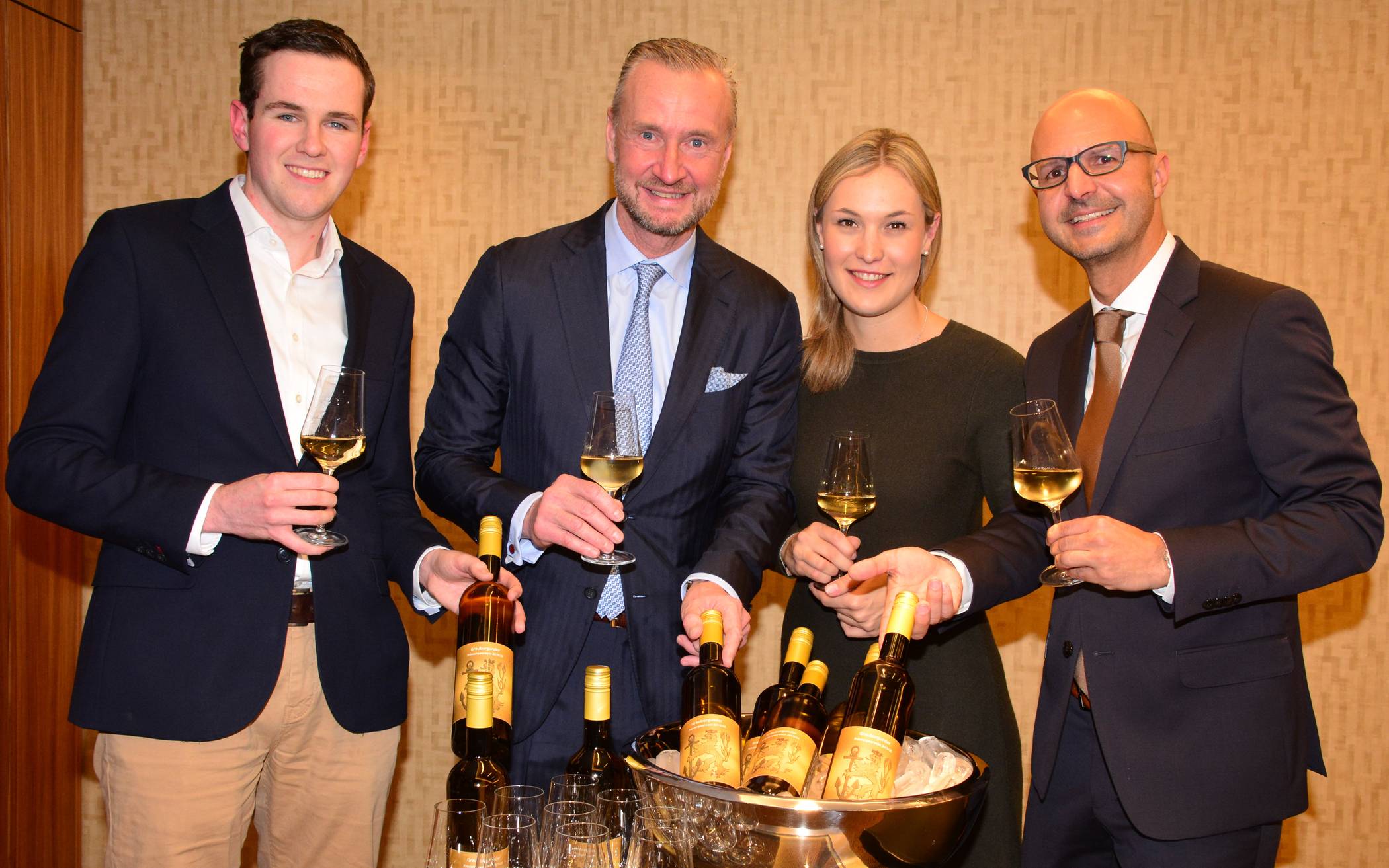  Stellten den Prinzenpaarwein vor (v.l.): Peter Michel, Axel Both, Jula Falkenburg und Tom Bauer. 