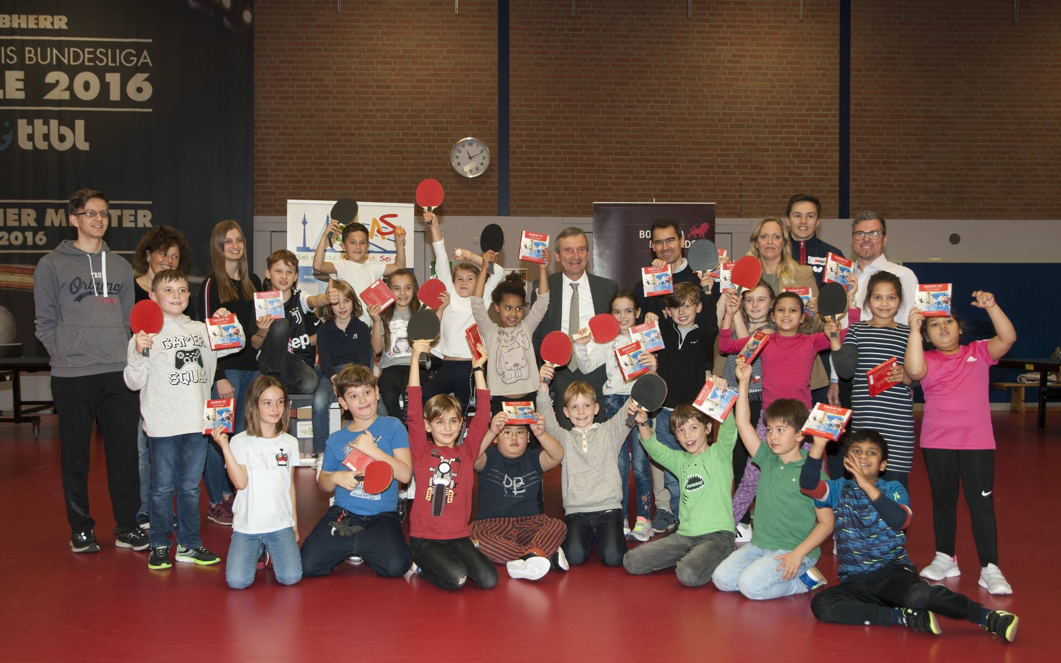  Kinder der St. Rochus-Schule mit Oberbürgermeister Thomas Geisel, SMS-Projektleiter Prof. Dr. Karsten Müssig und Alexander Schilling, Pressesprecher der Borussia Düsseldorf. 