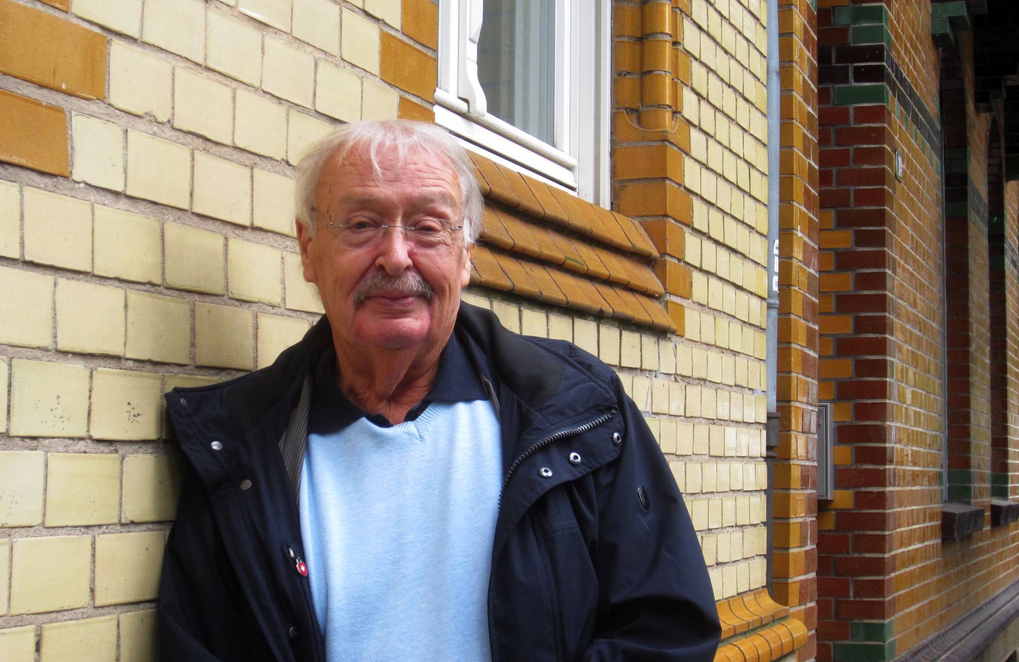  Dieter Hoffmann in seinem Kiez auf der Dominikanerstraße. 